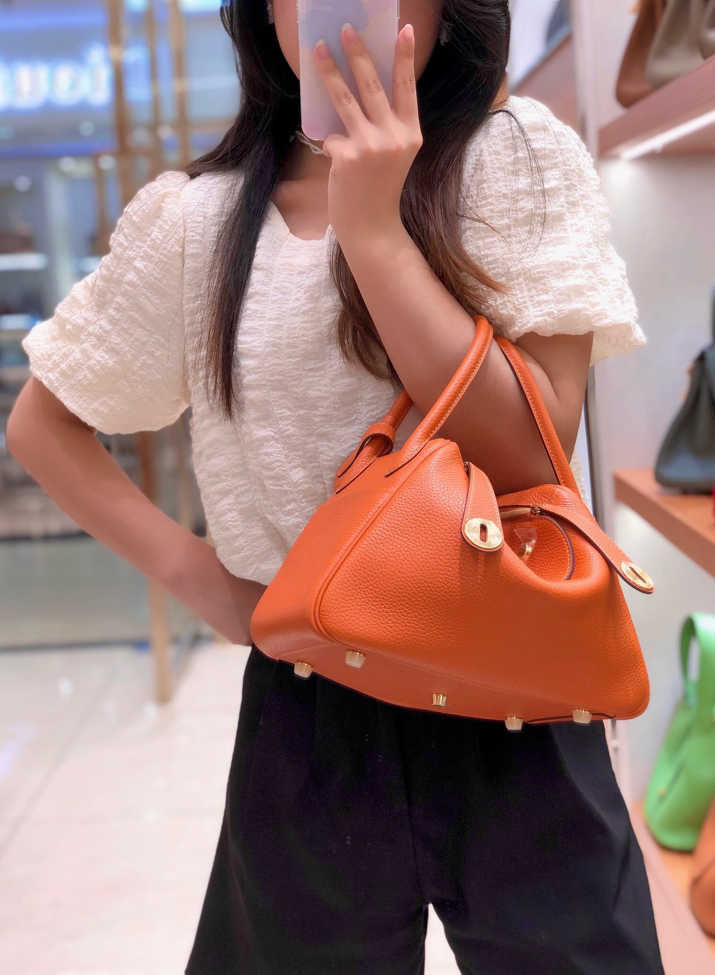 Lindy 26cm 金扣 - 容量たっぷりの高級ハンドバッグ