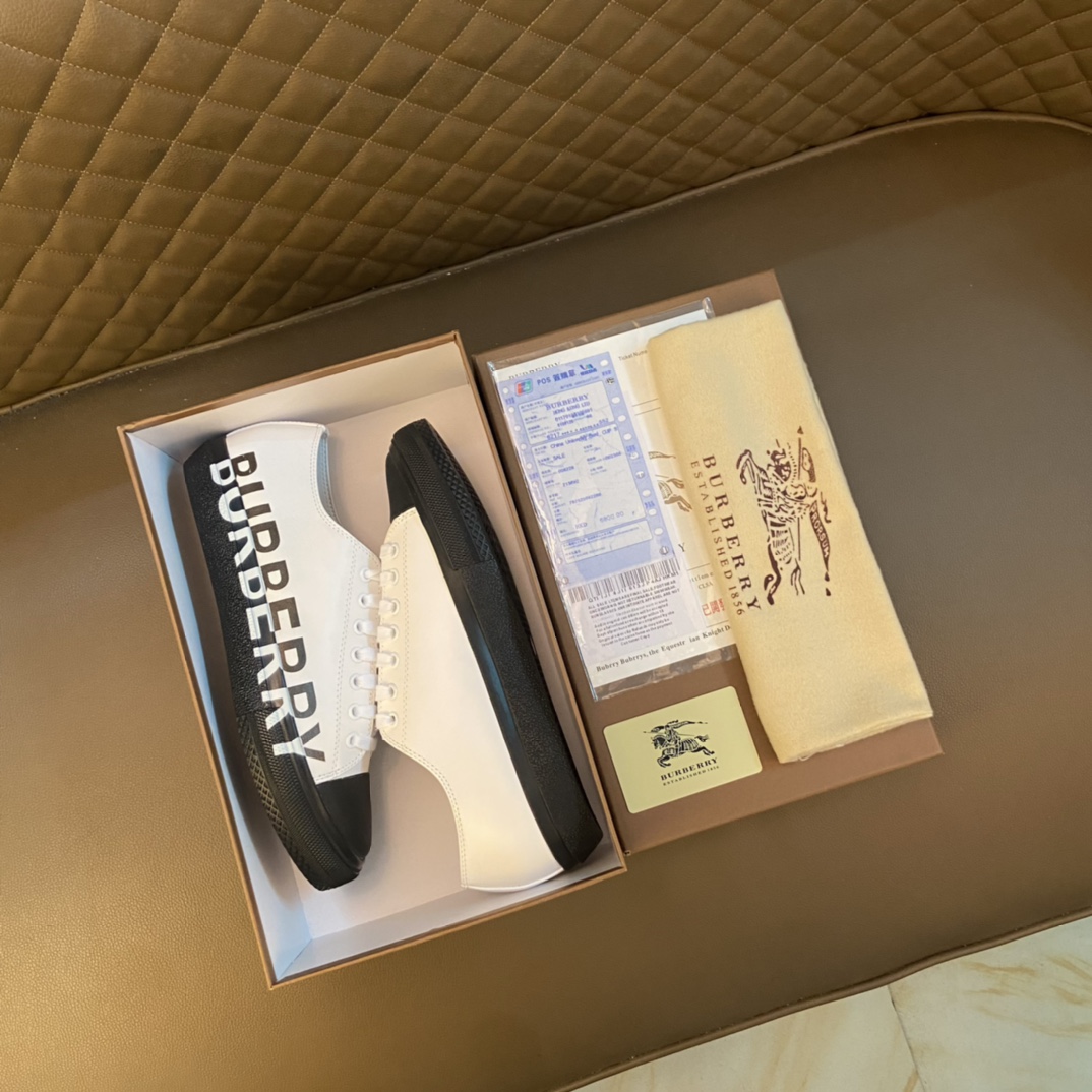 I5 巴宝莉 Burberry 经典休闲鞋2022休闲运动男鞋，懒人套脚板鞋 帆船鞋 全新米兰时装时尚的设计，完美做工，原版复刻 霸气花纹 材质：头层磨砂牛皮柔软舒适，羊皮鞋垫，适合户外青年跑步户外司机驾车鞋 套脚方便 懒人乐福首选原版橡胶耐磨大底，男鞋