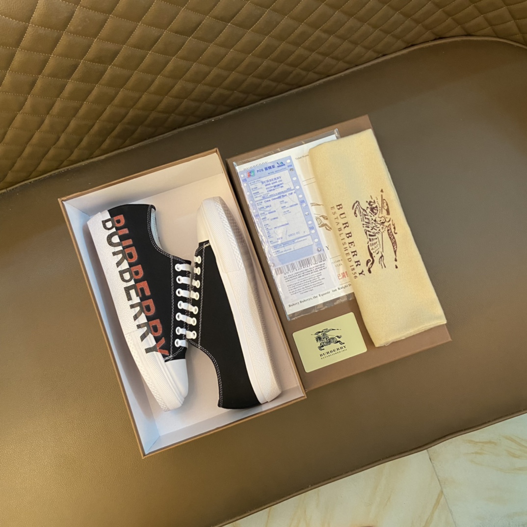 I5 巴宝莉 Burberry 经典休闲鞋2022休闲运动男鞋，懒人套脚板鞋 帆船鞋 全新米兰时装时尚的设计，完美做工，原版复刻 霸气花纹 材质：头层磨砂牛皮柔软舒适，羊皮鞋垫，适合户外青年跑步户外司机驾车鞋 套脚方便 懒人乐福首选原版橡胶耐磨大底，男鞋