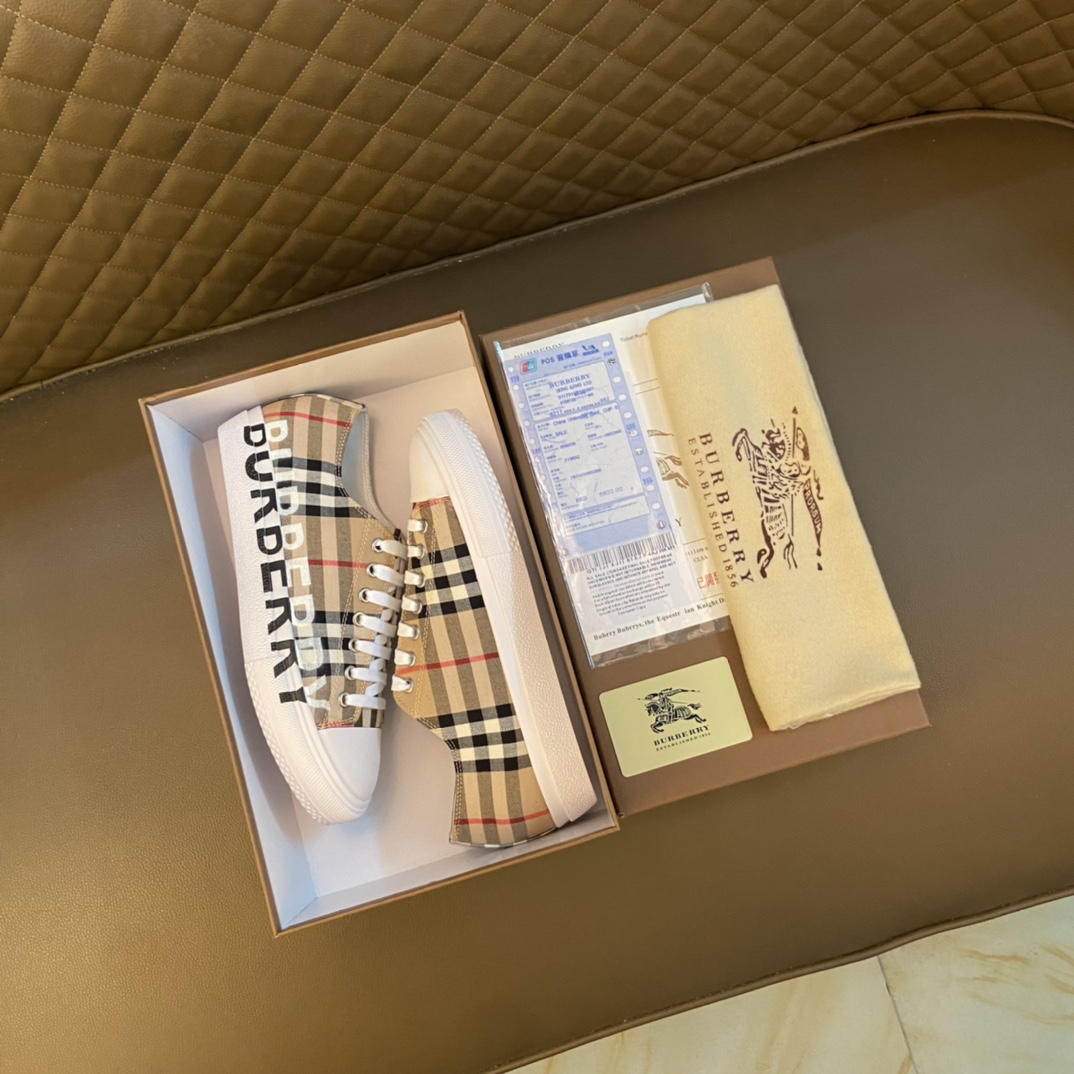 I5 巴宝莉 Burberry 经典休闲鞋2022休闲运动男鞋，懒人套脚板鞋 帆船鞋 全新米兰时装时尚的设计，完美做工，原版复刻 霸气花纹 材质：头层磨砂牛皮柔软舒适，羊皮鞋垫，适合户外青年跑步户外司机驾车鞋 套脚方便 懒人乐福首选原版橡胶耐磨大底，男鞋