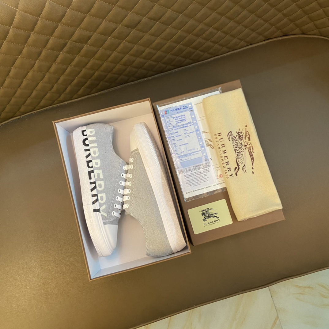 I5 巴宝莉 Burberry 经典休闲鞋2022休闲运动男鞋，懒人套脚板鞋 帆船鞋 全新米兰时装时尚的设计，完美做工，原版复刻 霸气花纹 材质：头层磨砂牛皮柔软舒适，羊皮鞋垫，适合户外青年跑步户外司机驾车鞋 套脚方便 懒人乐福首选原版橡胶耐磨大底，男鞋