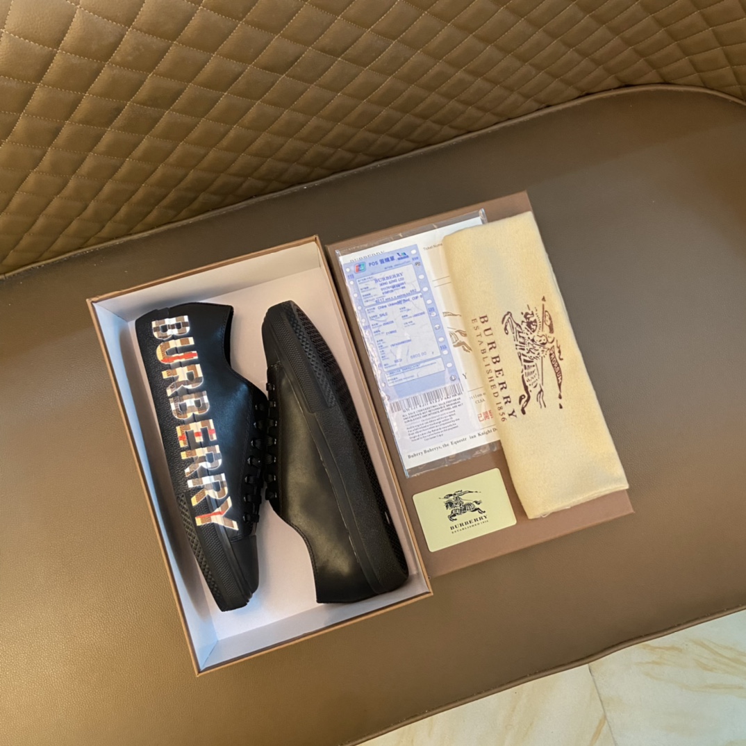 I5 巴宝莉 Burberry 经典休闲鞋2022休闲运动男鞋，懒人套脚板鞋 帆船鞋 全新米兰时装时尚的设计，完美做工，原版复刻 霸气花纹 材质：头层磨砂牛皮柔软舒适，羊皮鞋垫，适合户外青年跑步户外司机驾车鞋 套脚方便 懒人乐福首选原版橡胶耐磨大底，男鞋