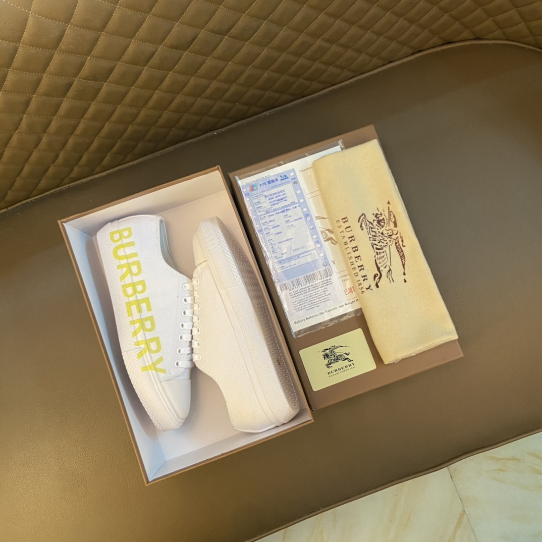 I5 巴宝莉 Burberry 经典休闲鞋2022休闲运动男鞋，懒人套脚板鞋 帆船鞋 全新米兰时装时尚的设计，完美做工，原版复刻 霸气花纹 材质：头层磨砂牛皮柔软舒适，羊皮鞋垫，适合户外青年跑步户外司机驾车鞋 套脚方便 懒人乐福首选原版橡胶耐磨大底，男鞋