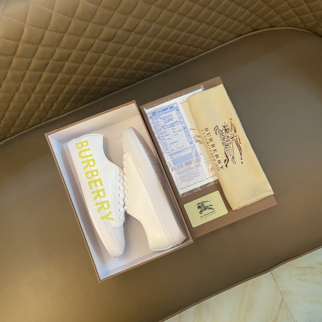 I5 巴宝莉 Burberry 经典休闲鞋2022休闲运动男鞋，懒人套脚板鞋 帆船鞋 全新米兰时装时尚的设计，完美做工，原版复刻 霸气花纹 材质：头层磨砂牛皮柔软舒适，羊皮鞋垫，适合户外青年跑步户外司机驾车鞋 套脚方便 懒人乐福首选原版橡胶耐磨大底，男鞋