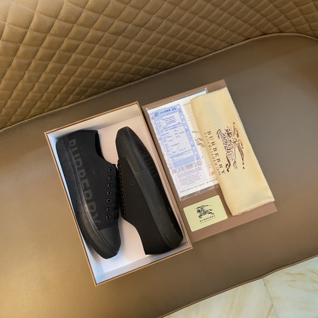 I5 巴宝莉 Burberry 经典休闲鞋2022休闲运动男鞋，懒人套脚板鞋 帆船鞋 全新米兰时装时尚的设计，完美做工，原版复刻 霸气花纹 材质：头层磨砂牛皮柔软舒适，羊皮鞋垫，适合户外青年跑步户外司机驾车鞋 套脚方便 懒人乐福首选原版橡胶耐磨大底，男鞋