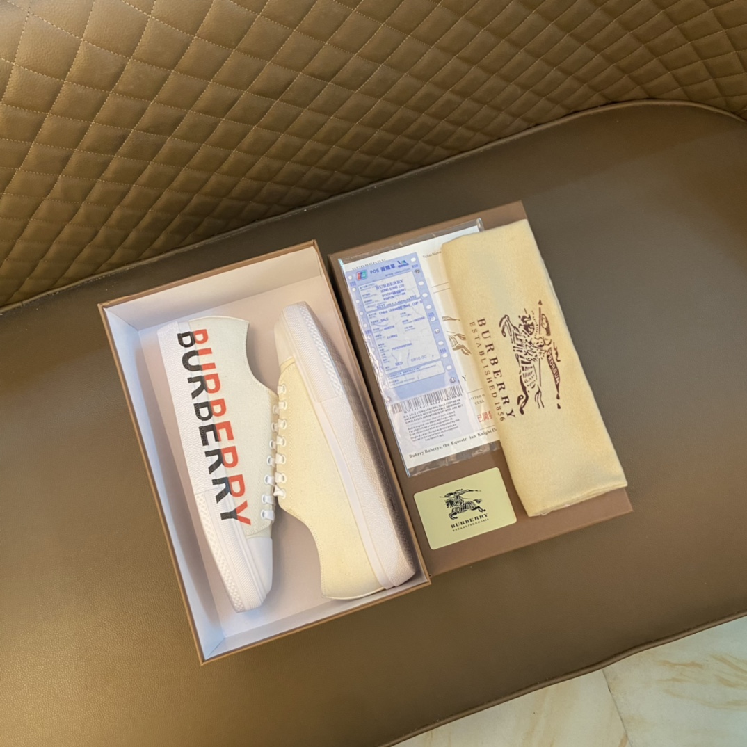 I5 巴宝莉 Burberry 经典休闲鞋2022休闲运动男鞋，懒人套脚板鞋 帆船鞋 全新米兰时装时尚的设计，完美做工，原版复刻 霸气花纹 材质：头层磨砂牛皮柔软舒适，羊皮鞋垫，适合户外青年跑步户外司机驾车鞋 套脚方便 懒人乐福首选原版橡胶耐磨大底，男鞋