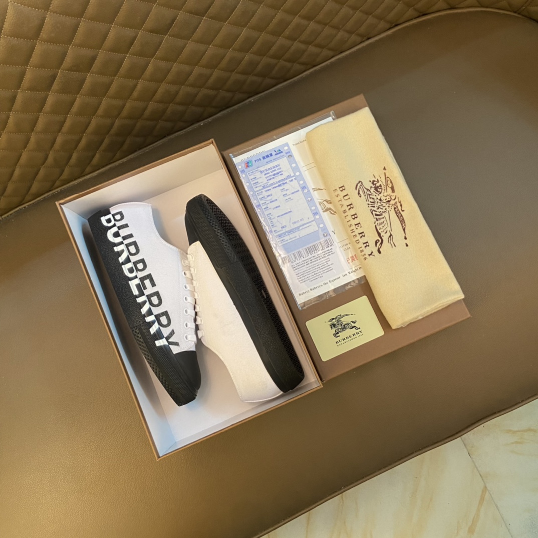 I5 巴宝莉 Burberry 经典休闲鞋2022休闲运动男鞋，懒人套脚板鞋 帆船鞋 全新米兰时装时尚的设计，完美做工，原版复刻 霸气花纹 材质：头层磨砂牛皮柔软舒适，羊皮鞋垫，适合户外青年跑步户外司机驾车鞋 套脚方便 懒人乐福首选原版橡胶耐磨大底，男鞋
