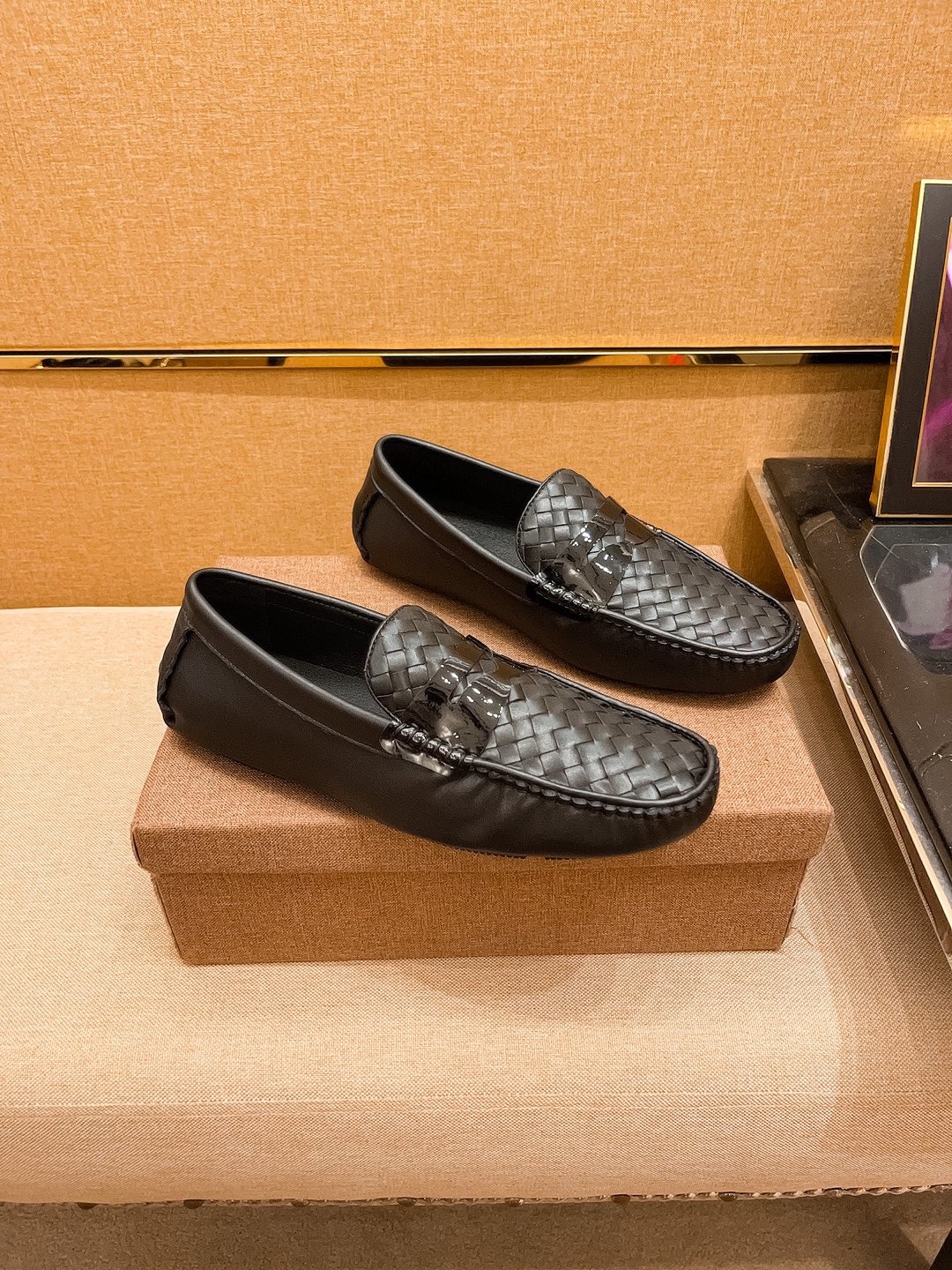 I5 Bottega Veneta 豆豆 鞋 可以提供天猫淘宝  男鞋高端品牌 官网1：1最新力作：鞋面采用意大利进口头层牛皮搭配舒适透气内里➕原版防滑耐磨大底制作 ，让行走更加便捷舒适，惊世之作，与官方的质量相比美的1：1复刻[色]打造时尚个性衬托你的与众不同潮男必备!经典