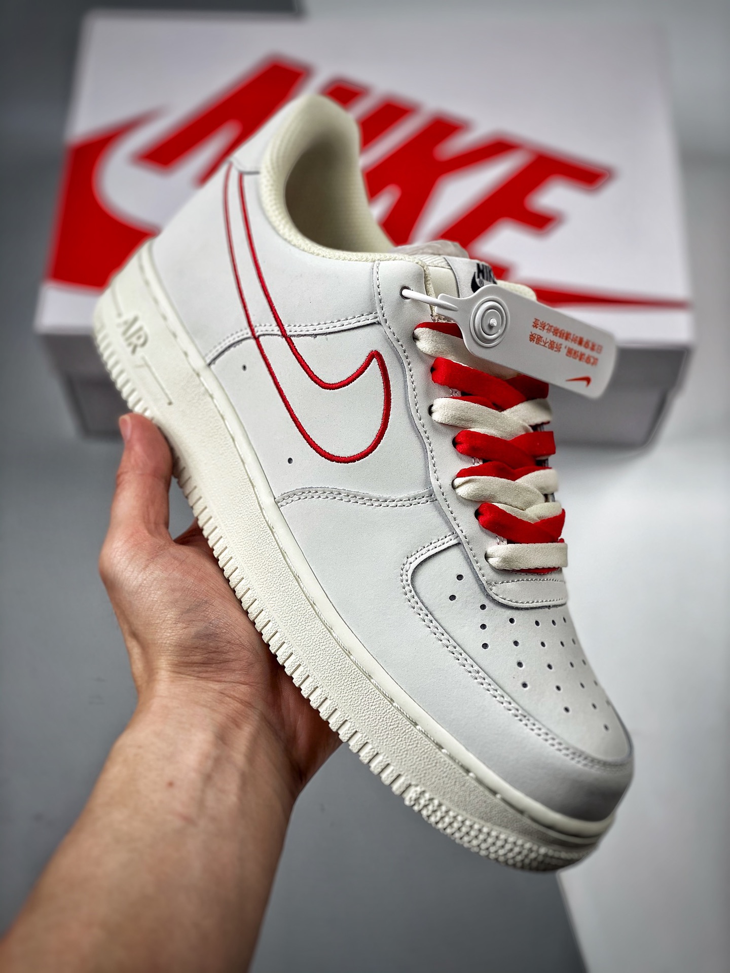 -3 Nike Air Force 1 Low '07 "Swoosh bordado en rojo crema" Zapatilla casual de caña baja de la Fuerza Aérea, diseño de …