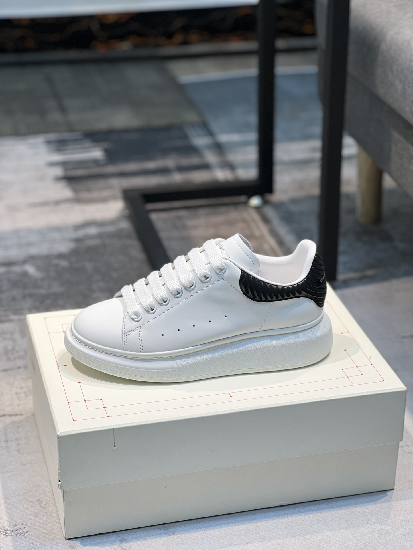 K0 Alexander McQUEEN正品爆拆 1：1顶级 麦昆 Alexander McQueen 原版皮料白色进口丝绸皮 原版白色鞋盒 布袋手提袋 全套包装、多送一副鞋带后包工艺采用进口定型机热熔胶定型完美正品复刻-  麦昆 Alexander McQueen  经典明星爆款百搭款  回头率 G5 %1⃣面料：意大利进口高质感.抗水擦不变色质.丝绸牛皮配色2⃣内里：进口A级水染羊皮 价格和牛皮里同等 比牛皮上脚还舒适垫脚：牛皮垫脚垫脚超清晰高温空压logo3⃣大底：原版私模橡胶TPU全哑光大底，男款女款磨具楦型都不一样 4⃣鸡眼：全钢鸡眼➕垫片也是全钢 不变形不掉色 pk市场 铁制造鸡眼 厚底设计 约4.5cm