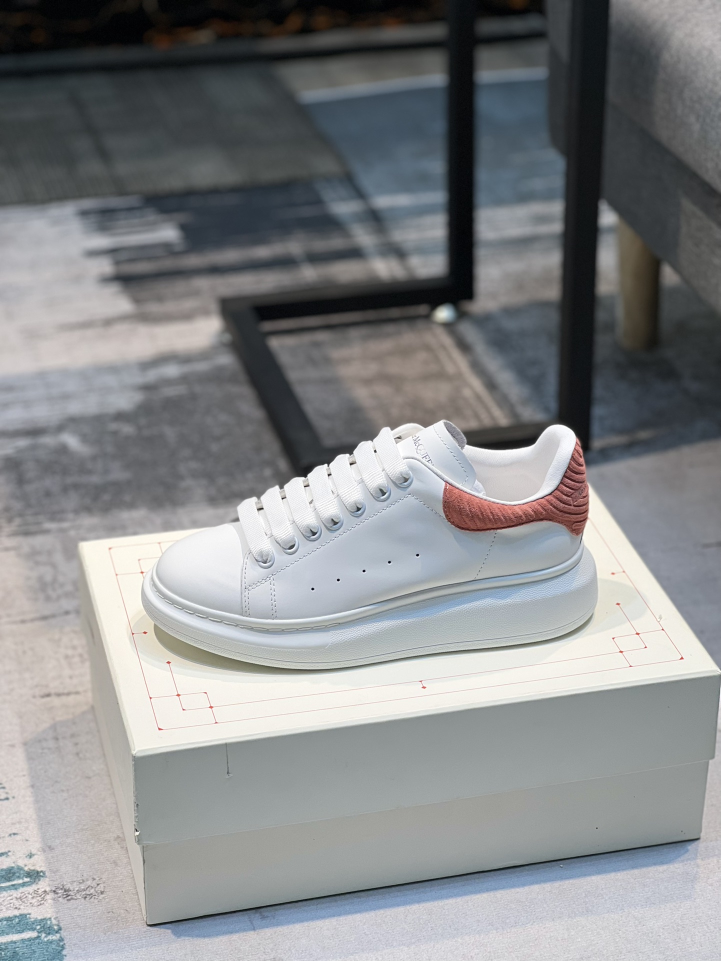 K0 Alexander McQUEEN正品爆拆 1：1顶级 麦昆 Alexander McQueen 原版皮料白色进口丝绸皮 原版白色鞋盒 布袋手提袋 全套包装、多送一副鞋带后包工艺采用进口定型机热熔胶定型完美正品复刻-  麦昆 Alexander McQueen  经典明星爆款百搭款  回头率 G5 %1⃣面料：意大利进口高质感.抗水擦不变色质.丝绸牛皮配色2⃣内里：进口A级水染羊皮 价格和牛皮里同等 比牛皮上脚还舒适垫脚：牛皮垫脚垫脚超清晰高温空压logo3⃣大底：原版私模橡胶TPU全哑光大底，男款女款磨具楦型都不一样 4⃣鸡眼：全钢鸡眼➕垫片也是全钢 不变形不掉色 pk市场 铁制造鸡眼 厚底设计 约4.5cm