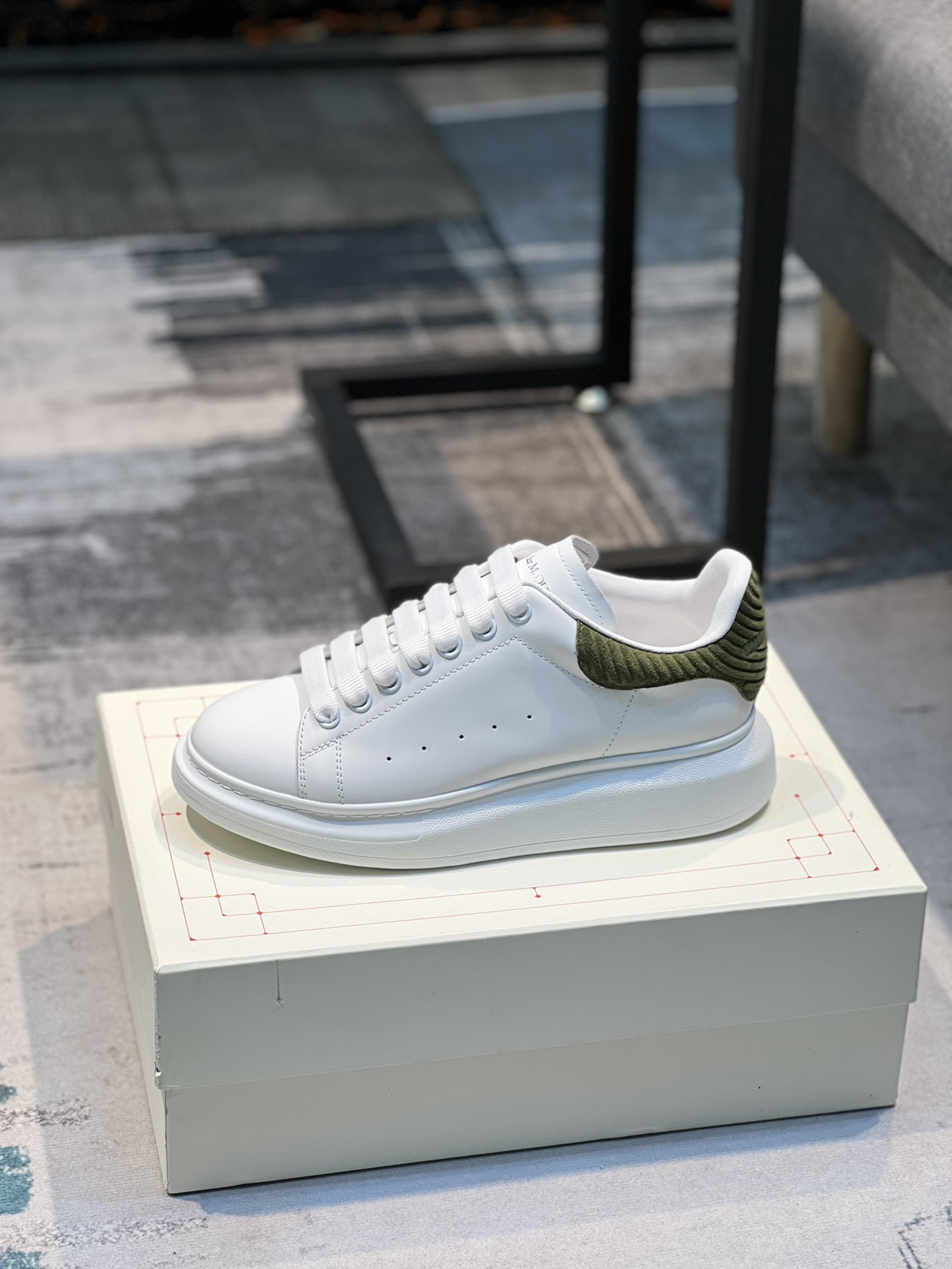 K0 Alexander McQUEEN正品爆拆 1：1顶级 麦昆 Alexander McQueen 原版皮料白色进口丝绸皮 原版白色鞋盒 布袋手提袋 全套包装、多送一副鞋带后包工艺采用进口定型机热熔胶定型完美正品复刻-  麦昆 Alexander McQueen  经典明星爆款百搭款  回头率 G5 %1⃣面料：意大利进口高质感.抗水擦不变色质.丝绸牛皮配色2⃣内里：进口A级水染羊皮 价格和牛皮里同等 比牛皮上脚还舒适垫脚：牛皮垫脚垫脚超清晰高温空压logo3⃣大底：原版私模橡胶TPU全哑光大底，男款女款磨具楦型都不一样 4⃣鸡眼：全钢鸡眼➕垫片也是全钢 不变形不掉色 pk市场 铁制造鸡眼 厚底设计 约4.5cm