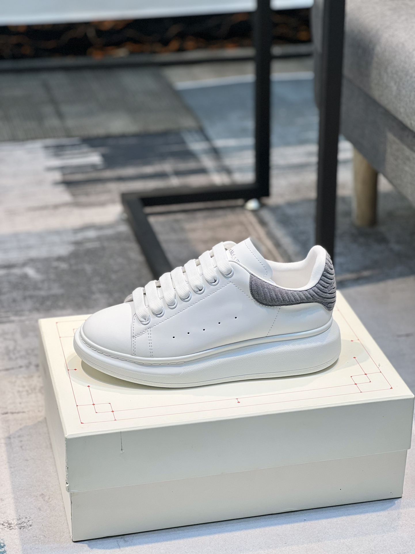 K0 Alexander McQUEEN正品爆拆 1：1顶级 麦昆 Alexander McQueen 原版皮料白色进口丝绸皮 原版白色鞋盒 布袋手提袋 全套包装、多送一副鞋带后包工艺采用进口定型机热熔胶定型完美正品复刻-  麦昆 Alexander McQueen  经典明星爆款百搭款  回头率 G5 %1⃣面料：意大利进口高质感.抗水擦不变色质.丝绸牛皮配色2⃣内里：进口A级水染羊皮 价格和牛皮里同等 比牛皮上脚还舒适垫脚：牛皮垫脚垫脚超清晰高温空压logo3⃣大底：原版私模橡胶TPU全哑光大底，男款女款磨具楦型都不一样 4⃣鸡眼：全钢鸡眼➕垫片也是全钢 不变形不掉色 pk市场 铁制造鸡眼 厚底设计 约4.5cm