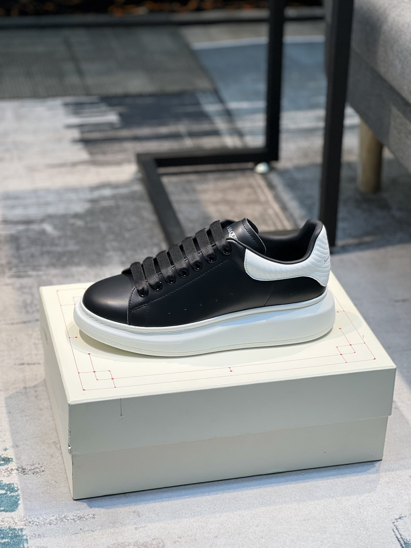 K0 Alexander McQUEEN正品爆拆 1：1顶级 麦昆 Alexander McQueen 原版皮料白色进口丝绸皮 原版白色鞋盒 布袋手提袋 全套包装、多送一副鞋带后包工艺采用进口定型机热熔胶定型完美正品复刻-  麦昆 Alexander McQueen  经典明星爆款百搭款  回头率 G5 %1⃣面料：意大利进口高质感.抗水擦不变色质.丝绸牛皮配色2⃣内里：进口A级水染羊皮 价格和牛皮里同等 比牛皮上脚还舒适垫脚：牛皮垫脚垫脚超清晰高温空压logo3⃣大底：原版私模橡胶TPU全哑光大底，男款女款磨具楦型都不一样 4⃣鸡眼：全钢鸡眼➕垫片也是全钢 不变形不掉色 pk市场 铁制造鸡眼 厚底设计 约4.5cm