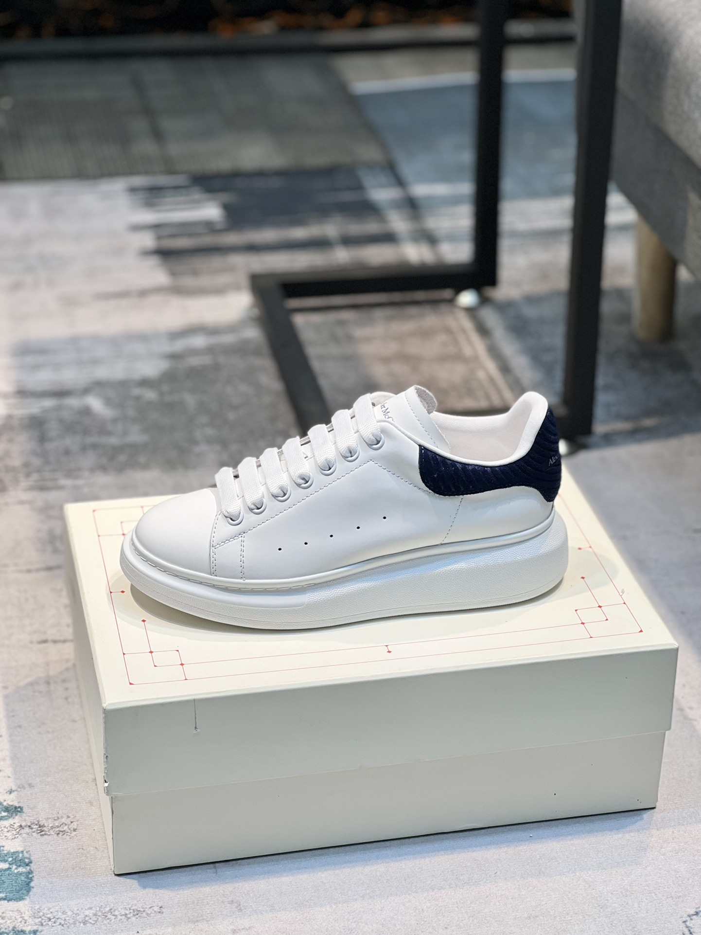 K0 Alexander McQUEEN正品爆拆 1：1顶级 麦昆 Alexander McQueen 原版皮料白色进口丝绸皮 原版白色鞋盒 布袋手提袋 全套包装、多送一副鞋带后包工艺采用进口定型机热熔胶定型完美正品复刻-  麦昆 Alexander McQueen  经典明星爆款百搭款  回头率 G5 %1⃣面料：意大利进口高质感.抗水擦不变色质.丝绸牛皮配色2⃣内里：进口A级水染羊皮 价格和牛皮里同等 比牛皮上脚还舒适垫脚：牛皮垫脚垫脚超清晰高温空压logo3⃣大底：原版私模橡胶TPU全哑光大底，男款女款磨具楦型都不一样 4⃣鸡眼：全钢鸡眼➕垫片也是全钢 不变形不掉色 pk市场 铁制造鸡眼 厚底设计 约4.5cm