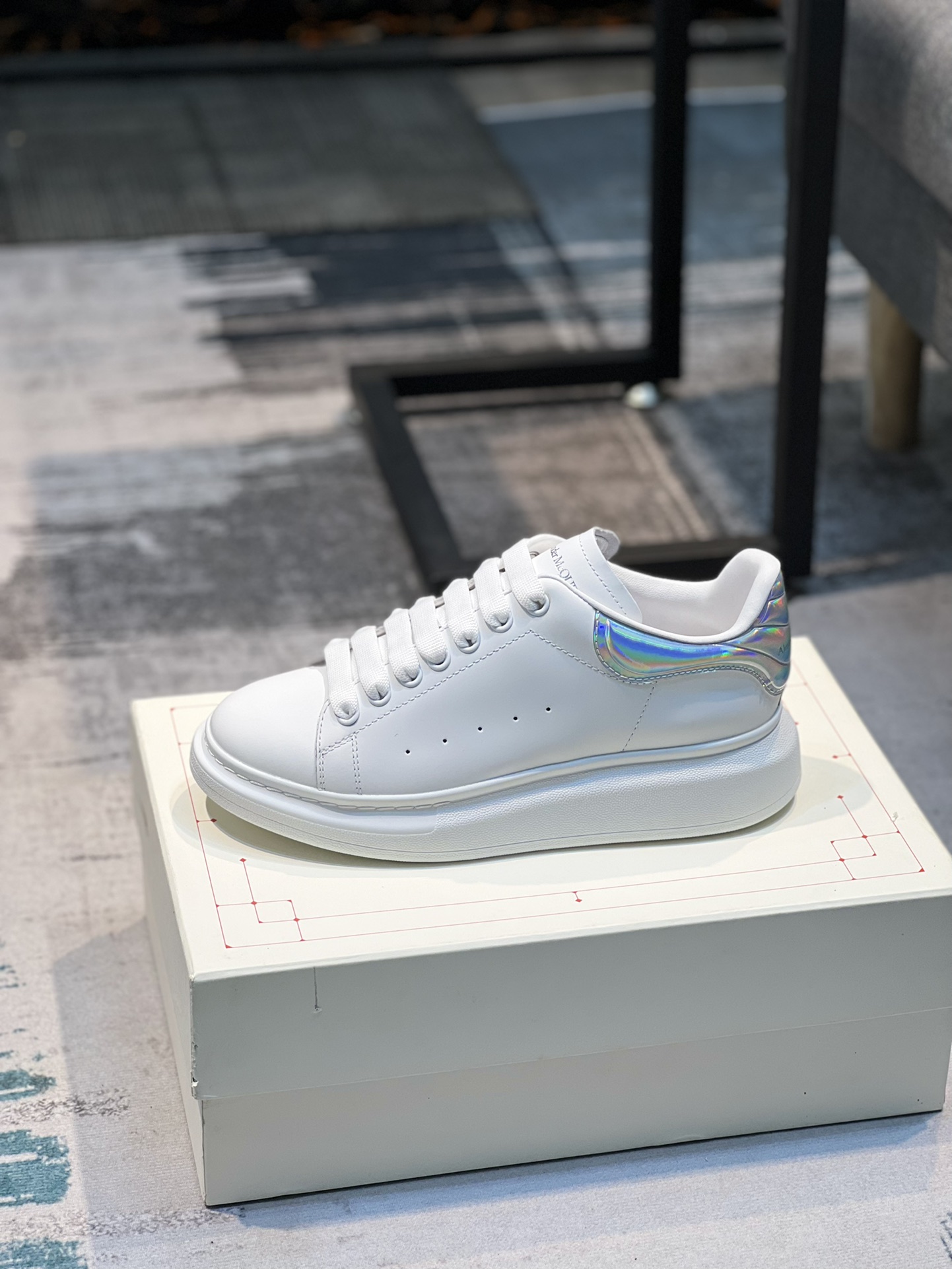 K0 Alexander McQUEEN正品爆拆 1：1顶级 麦昆 Alexander McQueen 原版皮料白色进口丝绸皮 原版白色鞋盒 布袋手提袋 全套包装、多送一副鞋带后包工艺采用进口定型机热熔胶定型完美正品复刻-  麦昆 Alexander McQueen  经典明星爆款百搭款  回头率 G5 %1⃣面料：意大利进口高质感.抗水擦不变色质.丝绸牛皮配色2⃣内里：进口A级水染羊皮 价格和牛皮里同等 比牛皮上脚还舒适垫脚：牛皮垫脚垫脚超清晰高温空压logo3⃣大底：原版私模橡胶TPU全哑光大底，男款女款磨具楦型都不一样 4⃣鸡眼：全钢鸡眼➕垫片也是全钢 不变形不掉色 pk市场 铁制造鸡眼 厚底设计 约4.5cm