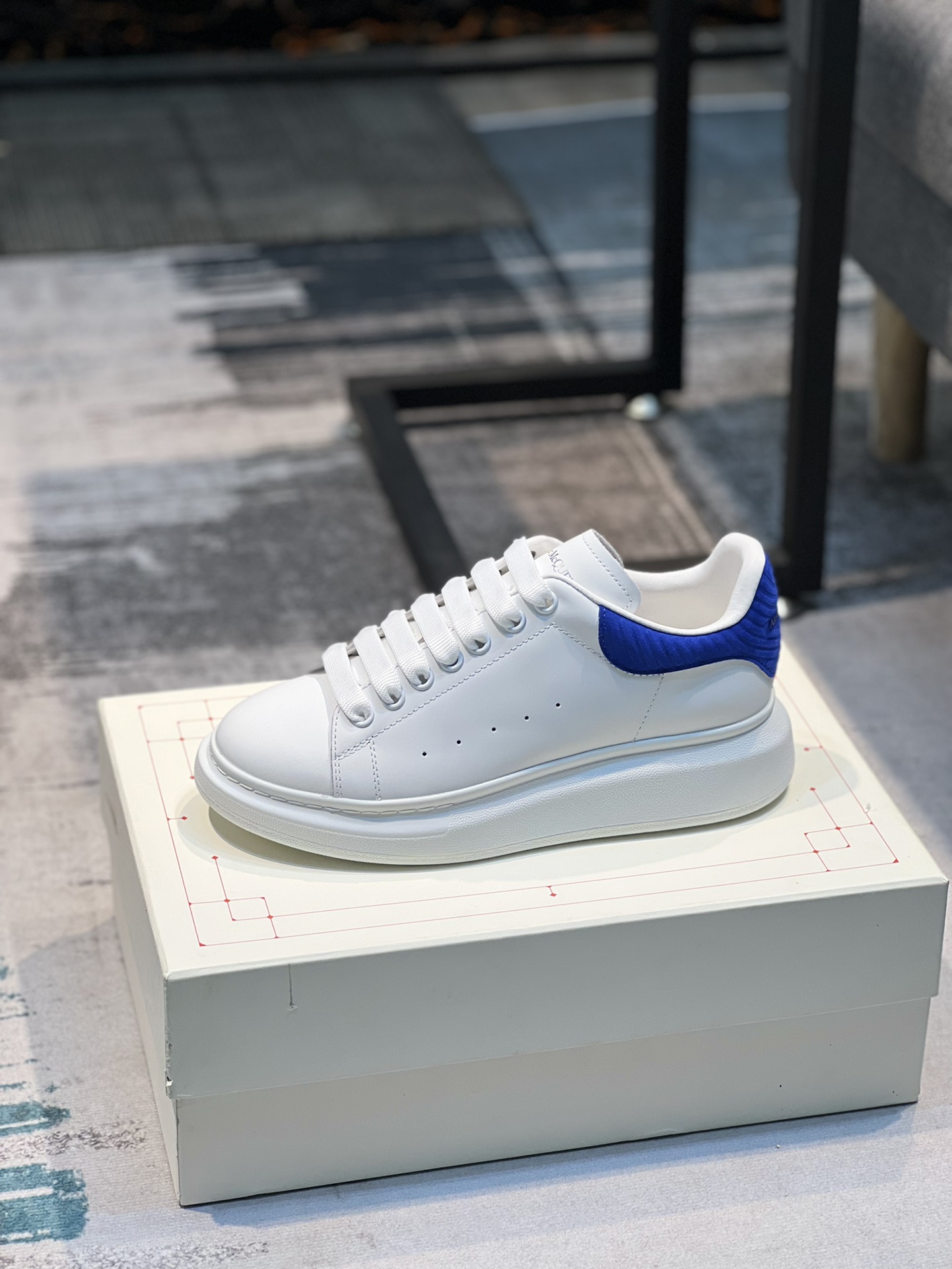 K0 Alexander McQUEEN正品爆拆 1：1顶级 麦昆 Alexander McQueen 原版皮料白色进口丝绸皮 原版白色鞋盒 布袋手提袋 全套包装、多送一副鞋带后包工艺采用进口定型机热熔胶定型完美正品复刻-  麦昆 Alexander McQueen  经典明星爆款百搭款  回头率 G5 %1⃣面料：意大利进口高质感.抗水擦不变色质.丝绸牛皮配色2⃣内里：进口A级水染羊皮 价格和牛皮里同等 比牛皮上脚还舒适垫脚：牛皮垫脚垫脚超清晰高温空压logo3⃣大底：原版私模橡胶TPU全哑光大底，男款女款磨具楦型都不一样 4⃣鸡眼：全钢鸡眼➕垫片也是全钢 不变形不掉色 pk市场 铁制造鸡眼 厚底设计 约4.5cm