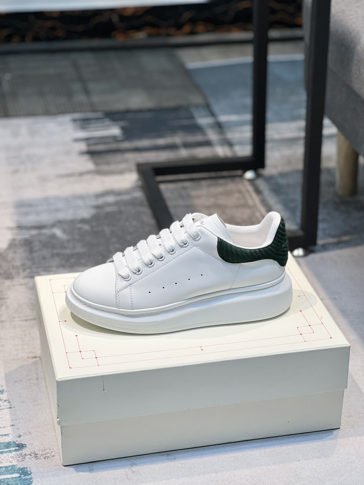 K0 Alexander McQUEEN正品爆拆 1：1顶级 麦昆 Alexander McQueen 原版皮料白色进口丝绸皮 原版白色鞋盒 布袋手提袋 全套包装、多送一副鞋带后包工艺采用进口定型机热熔胶定型完美正品复刻-  麦昆 Alexander McQueen  经典明星爆款百搭款  回头率 G5 %1⃣面料：意大利进口高质感.抗水擦不变色质.丝绸牛皮配色2⃣内里：进口A级水染羊皮 价格和牛皮里同等 比牛皮上脚还舒适垫脚：牛皮垫脚垫脚超清晰高温空压logo3⃣大底：原版私模橡胶TPU全哑光大底，男款女款磨具楦型都不一样 4⃣鸡眼：全钢鸡眼➕垫片也是全钢 不变形不掉色 pk市场 铁制造鸡眼 厚底设计 约4.5cm