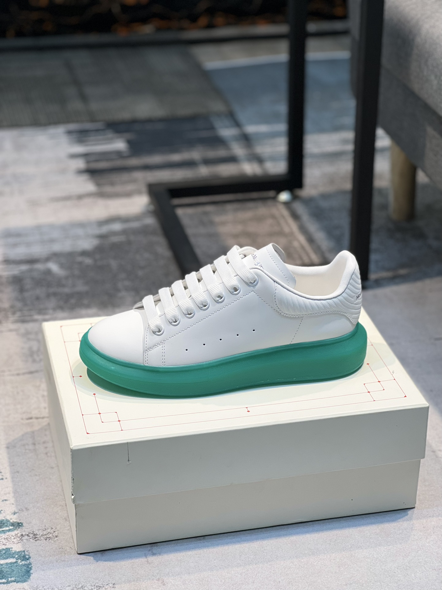 K0 Alexander McQUEEN正品爆拆 1：1顶级 麦昆 Alexander McQueen 原版皮料白色进口丝绸皮 原版白色鞋盒 布袋手提袋 全套包装、多送一副鞋带后包工艺采用进口定型机热熔胶定型完美正品复刻-  麦昆 Alexander McQueen  经典明星爆款百搭款  回头率 G5 %1⃣面料：意大利进口高质感.抗水擦不变色质.丝绸牛皮配色2⃣内里：进口A级水染羊皮 价格和牛皮里同等 比牛皮上脚还舒适垫脚：牛皮垫脚垫脚超清晰高温空压logo3⃣大底：原版私模橡胶TPU全哑光大底，男款女款磨具楦型都不一样 4⃣鸡眼：全钢鸡眼➕垫片也是全钢 不变形不掉色 pk市场 铁制造鸡眼 厚底设计 约4.5cm