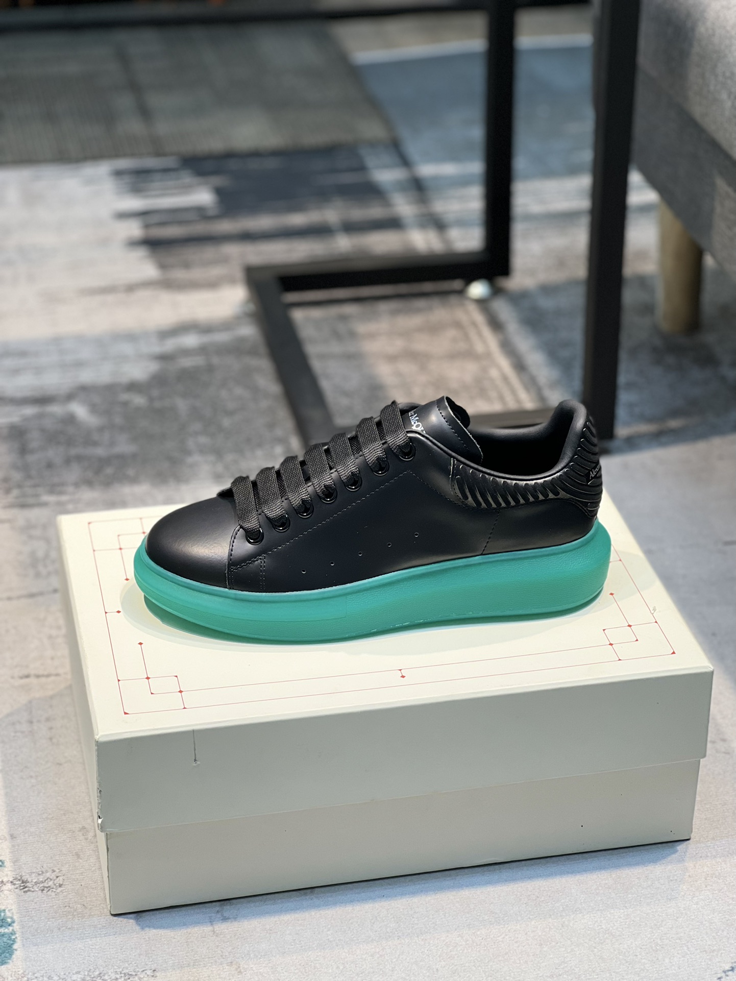 K0 Alexander McQUEEN正品爆拆 1：1顶级 麦昆 Alexander McQueen 原版皮料白色进口丝绸皮 原版白色鞋盒 布袋手提袋 全套包装、多送一副鞋带后包工艺采用进口定型机热熔胶定型完美正品复刻-  麦昆 Alexander McQueen  经典明星爆款百搭款  回头率 G5 %1⃣面料：意大利进口高质感.抗水擦不变色质.丝绸牛皮配色2⃣内里：进口A级水染羊皮 价格和牛皮里同等 比牛皮上脚还舒适垫脚：牛皮垫脚垫脚超清晰高温空压logo3⃣大底：原版私模橡胶TPU全哑光大底，男款女款磨具楦型都不一样 4⃣鸡眼：全钢鸡眼➕垫片也是全钢 不变形不掉色 pk市场 铁制造鸡眼 厚底设计 约4.5cm