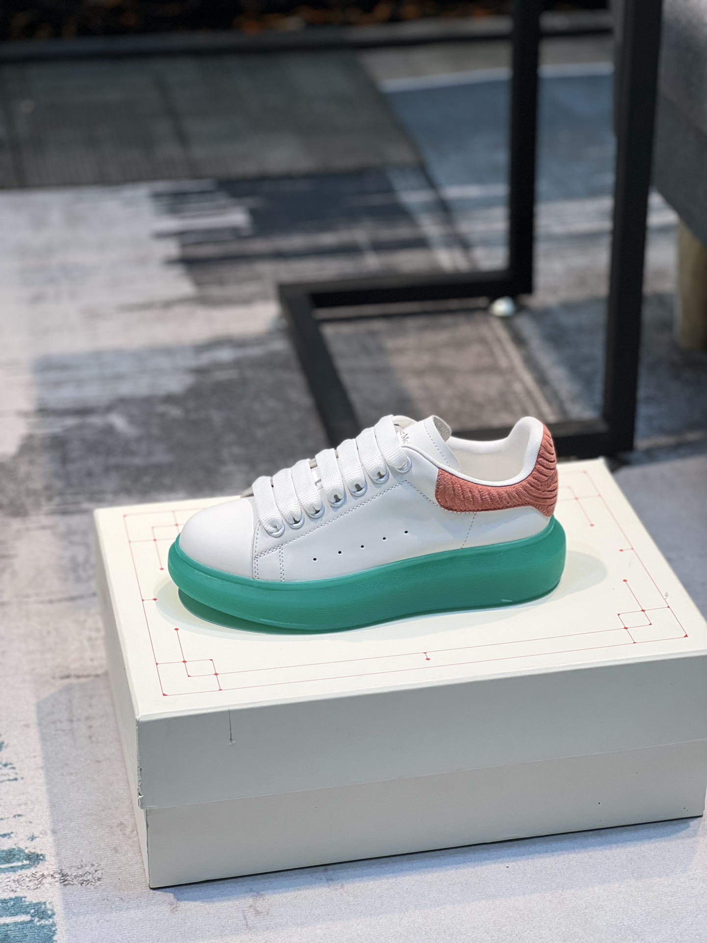 K0 Alexander McQUEEN正品爆拆 1：1顶级 麦昆 Alexander McQueen 原版皮料白色进口丝绸皮 原版白色鞋盒 布袋手提袋 全套包装、多送一副鞋带后包工艺采用进口定型机热熔胶定型完美正品复刻-  麦昆 Alexander McQueen  经典明星爆款百搭款  回头率 G5 %1⃣面料：意大利进口高质感.抗水擦不变色质.丝绸牛皮配色2⃣内里：进口A级水染羊皮 价格和牛皮里同等 比牛皮上脚还舒适垫脚：牛皮垫脚垫脚超清晰高温空压logo3⃣大底：原版私模橡胶TPU全哑光大底，男款女款磨具楦型都不一样 4⃣鸡眼：全钢鸡眼➕垫片也是全钢 不变形不掉色 pk市场 铁制造鸡眼 厚底设计 约4.5cm