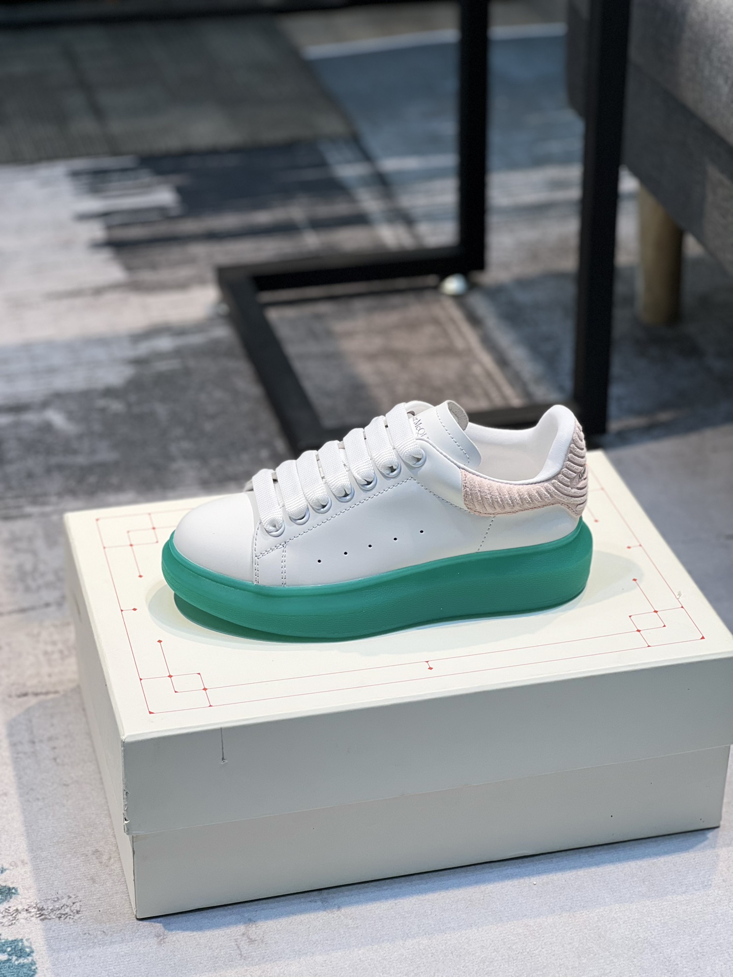 K0 Alexander McQUEEN正品爆拆 1：1顶级 麦昆 Alexander McQueen 原版皮料白色进口丝绸皮 原版白色鞋盒 布袋手提袋 全套包装、多送一副鞋带后包工艺采用进口定型机热熔胶定型完美正品复刻-  麦昆 Alexander McQueen  经典明星爆款百搭款  回头率 G5 %1⃣面料：意大利进口高质感.抗水擦不变色质.丝绸牛皮配色2⃣内里：进口A级水染羊皮 价格和牛皮里同等 比牛皮上脚还舒适垫脚：牛皮垫脚垫脚超清晰高温空压logo3⃣大底：原版私模橡胶TPU全哑光大底，男款女款磨具楦型都不一样 4⃣鸡眼：全钢鸡眼➕垫片也是全钢 不变形不掉色 pk市场 铁制造鸡眼 厚底设计 约4.5cm