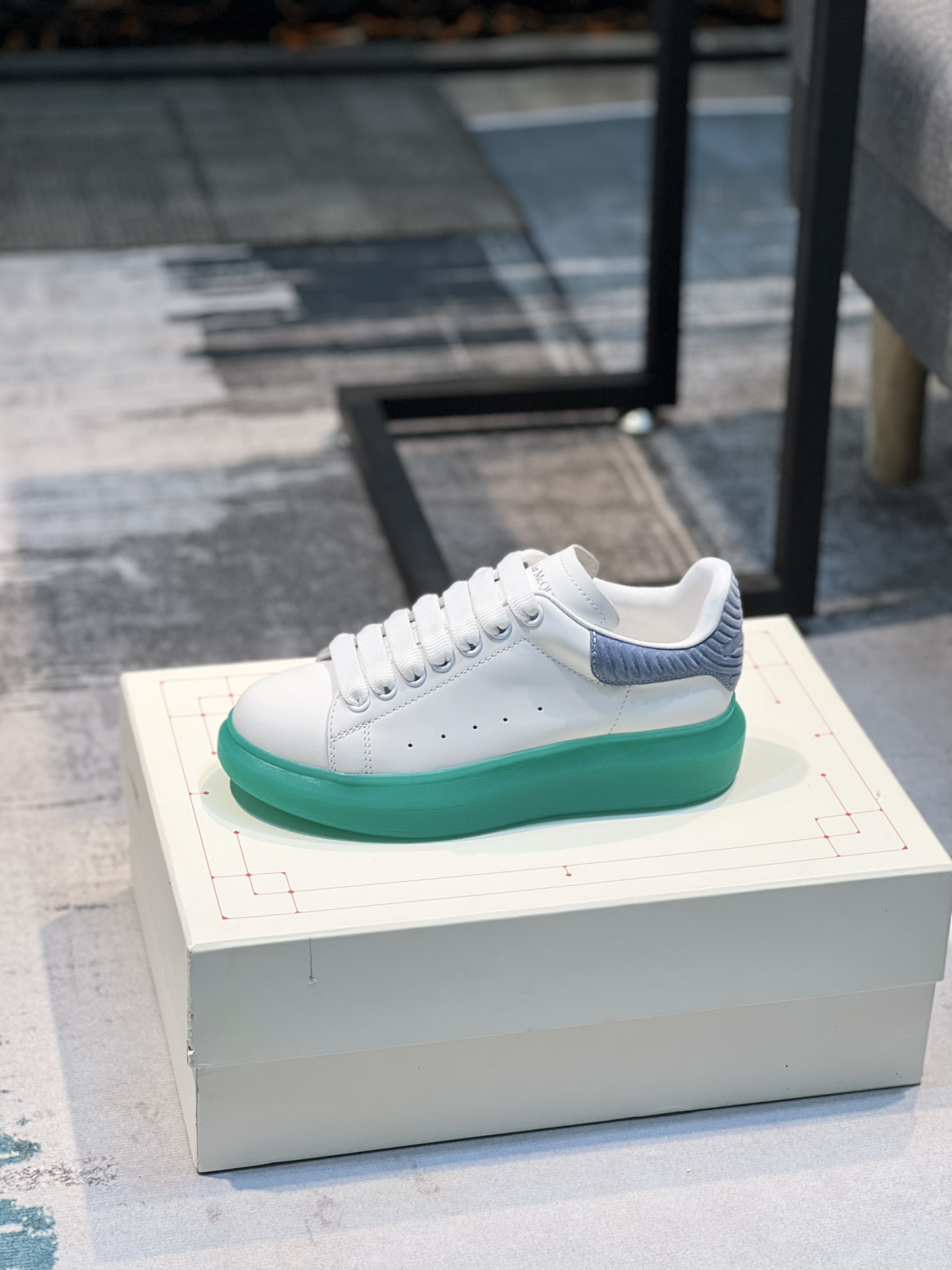 K0 Alexander McQUEEN正品爆拆 1：1顶级 麦昆 Alexander McQueen 原版皮料白色进口丝绸皮 原版白色鞋盒 布袋手提袋 全套包装、多送一副鞋带后包工艺采用进口定型机热熔胶定型完美正品复刻-  麦昆 Alexander McQueen  经典明星爆款百搭款  回头率 G5 %1⃣面料：意大利进口高质感.抗水擦不变色质.丝绸牛皮配色2⃣内里：进口A级水染羊皮 价格和牛皮里同等 比牛皮上脚还舒适垫脚：牛皮垫脚垫脚超清晰高温空压logo3⃣大底：原版私模橡胶TPU全哑光大底，男款女款磨具楦型都不一样 4⃣鸡眼：全钢鸡眼➕垫片也是全钢 不变形不掉色 pk市场 铁制造鸡眼 厚底设计 约4.5cm