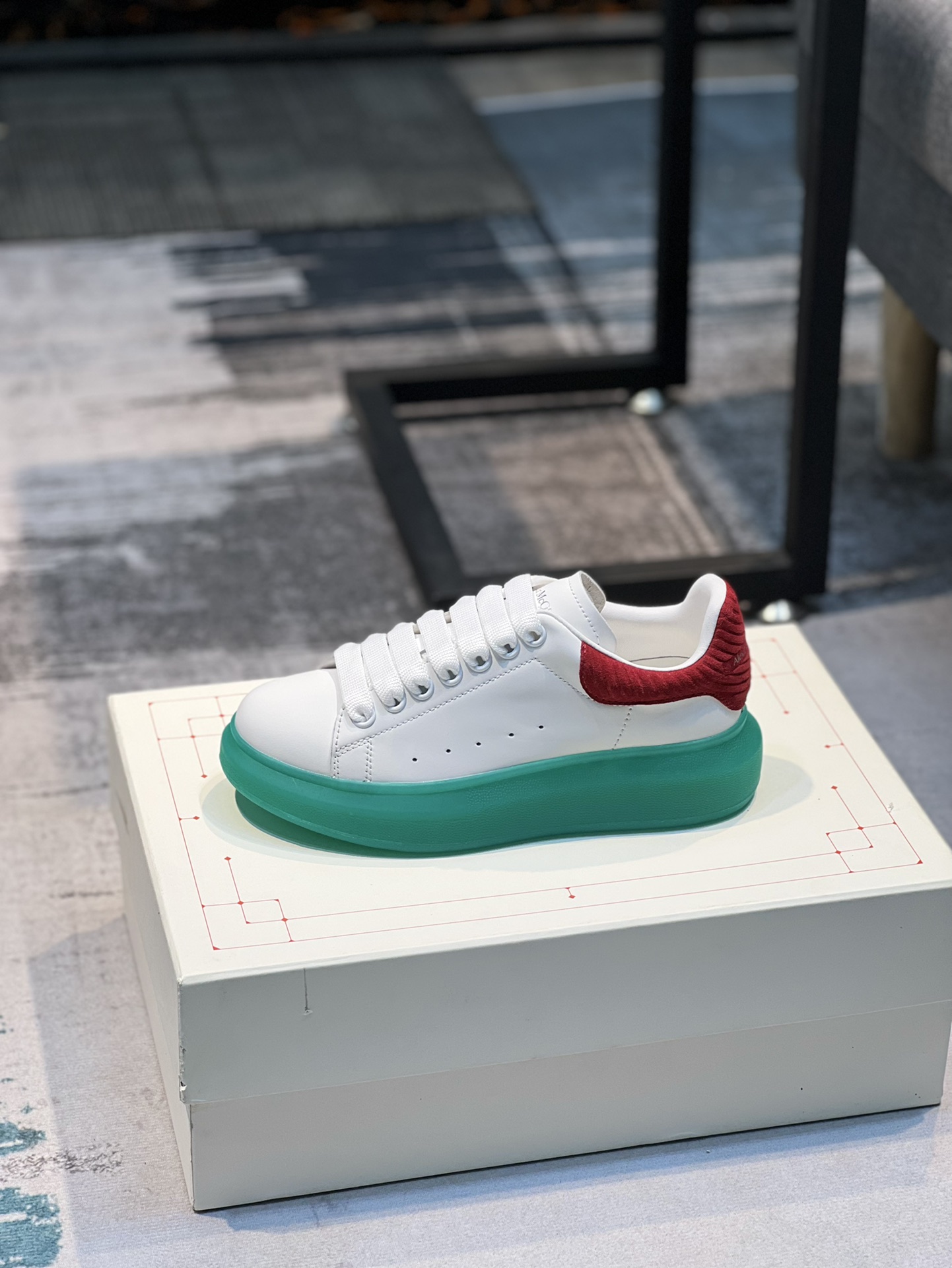 K0 Alexander McQUEEN正品爆拆 1：1顶级 麦昆 Alexander McQueen 原版皮料白色进口丝绸皮 原版白色鞋盒 布袋手提袋 全套包装、多送一副鞋带后包工艺采用进口定型机热熔胶定型完美正品复刻-  麦昆 Alexander McQueen  经典明星爆款百搭款  回头率 G5 %1⃣面料：意大利进口高质感.抗水擦不变色质.丝绸牛皮配色2⃣内里：进口A级水染羊皮 价格和牛皮里同等 比牛皮上脚还舒适垫脚：牛皮垫脚垫脚超清晰高温空压logo3⃣大底：原版私模橡胶TPU全哑光大底，男款女款磨具楦型都不一样 4⃣鸡眼：全钢鸡眼➕垫片也是全钢 不变形不掉色 pk市场 铁制造鸡眼 厚底设计 约4.5cm