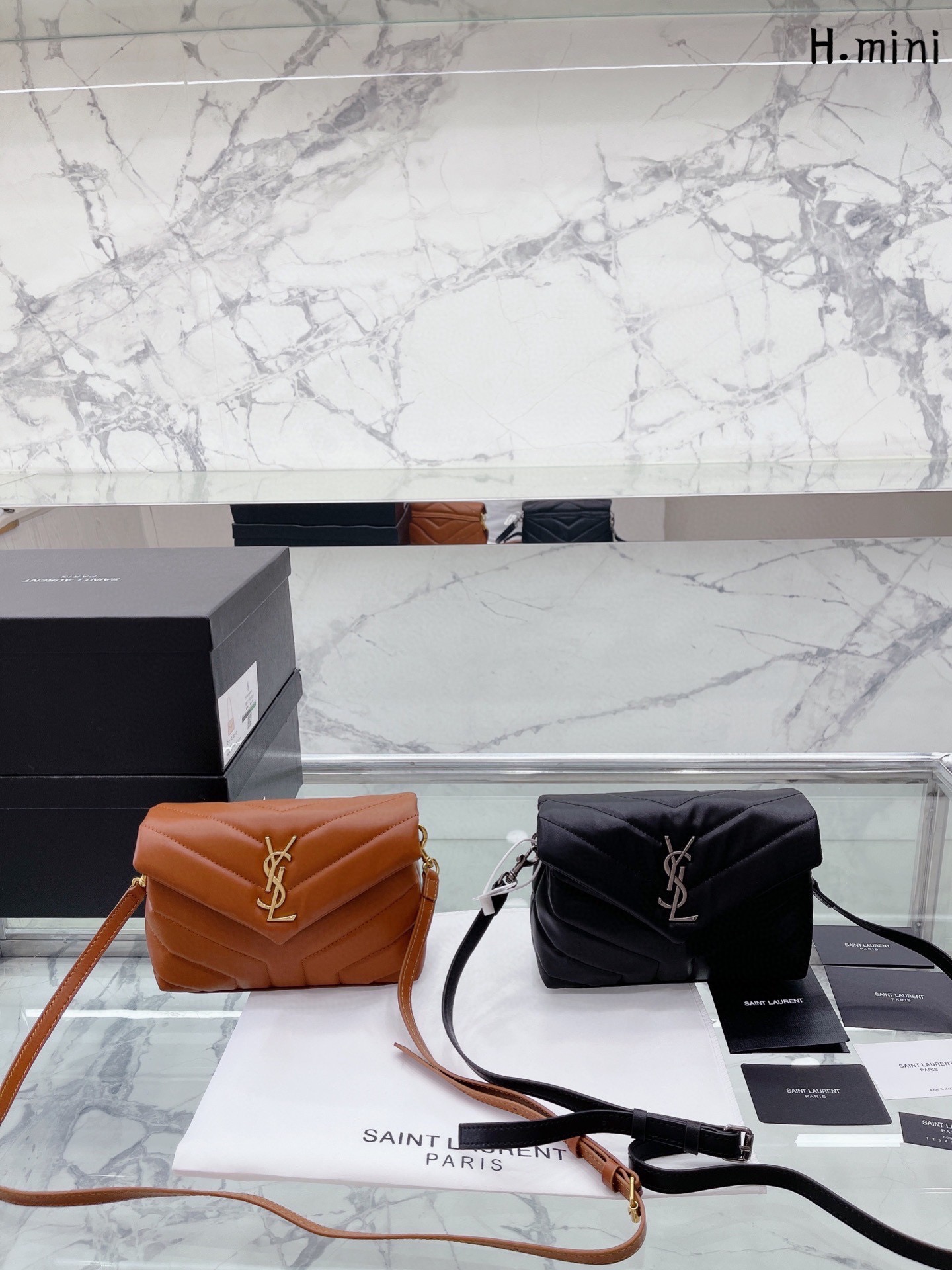 J0 Mini 今年最值得买的春夏包包 Saint Laurent 圣罗兰 YSL 软糯的云朵包  款 Saint Laurent 圣罗兰 YSL 软糯的云朵包| loulou 包评测这款包我买来我这款金链啦~首先它是小羊皮材质的所以不耐磨大家要小心使用一不小心就会磨破向面但是手感非常非常好都可以当枕头了比香奈儿19软很多摸到真的会惊艳的那种感觉哈哈哈就和棉花糖一样包的本身也很轻完全不用担心会重!后面有上身图可以手拿侧背手提还可以交叉背!打开是信封形的所以容量也非常大可以装下日常出 门要带的所有东西! ! ! black15cm”},”showCart”:false,”sku”:{“id”:”default
