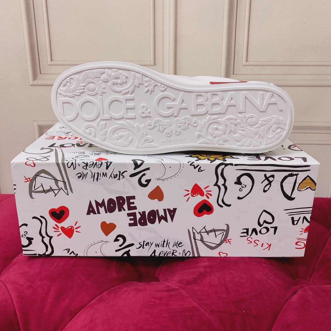 P220杜嘉班纳 高端版本 高质量 品牌大底DOLCE & GABBANA 2022新款 顶级版本 高端质量 磁铁盒包装 独家精工定制上市 品牌字母工艺点缀绝美奢华闪耀 精湛的做工 众多人至爱采用高端进口丝绸牛皮+5D工艺  白色丝绸羊里 完美诠释鞋履最新灵感 经典与时尚融为一体奢华迷梦驾凌时尚高端品质 码数 女35-41（41订做不退换）可订做男款38-45 （男款不退换 普通盒）标准码数