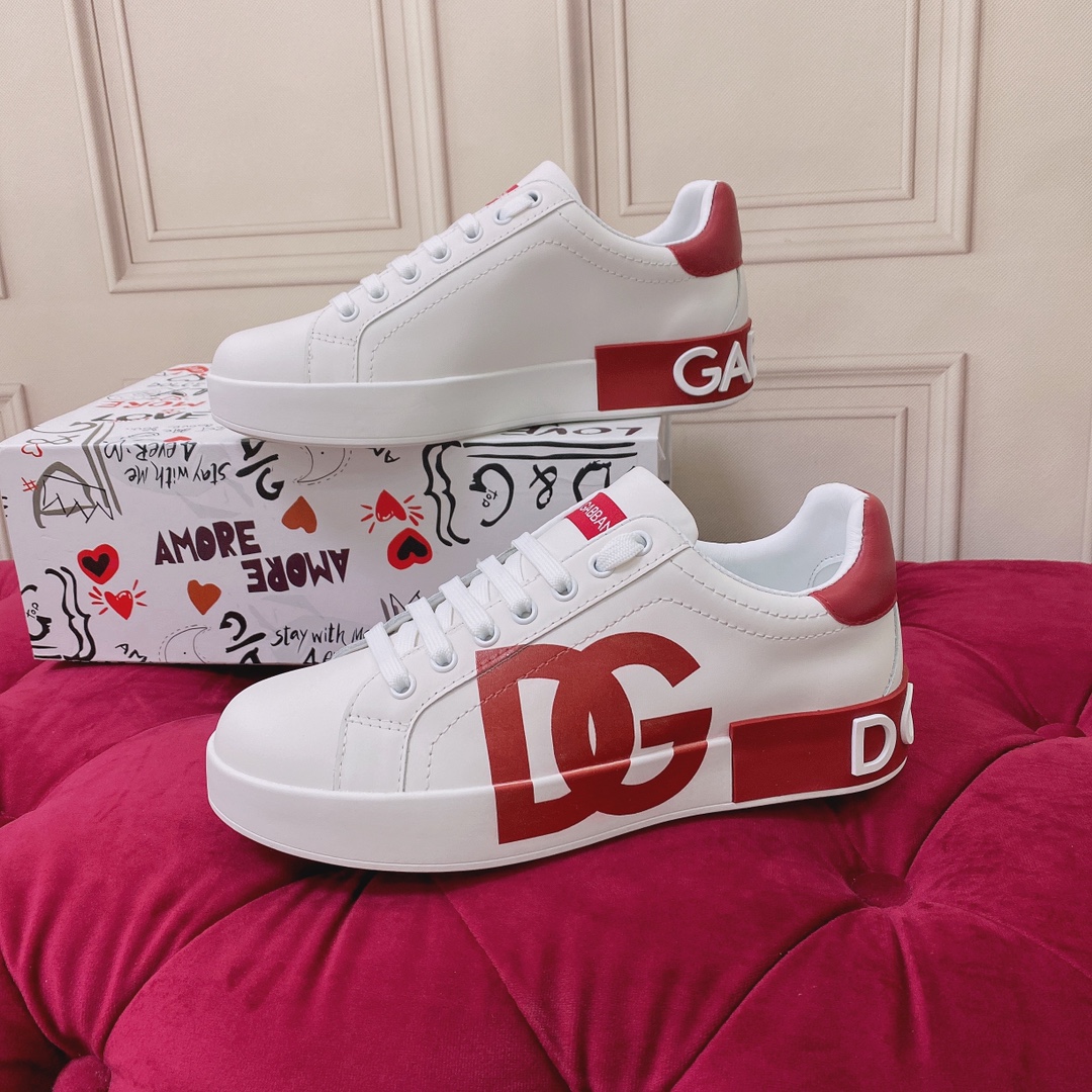 P220杜嘉班纳 高端版本 高质量 品牌大底DOLCE & GABBANA 2022新款 顶级版本 高端质量 磁铁盒包装 独家精工定制上市 品牌字母工艺点缀绝美奢华闪耀 精湛的做工 众多人至爱采用高端进口丝绸牛皮+5D工艺  白色丝绸羊里 完美诠释鞋履最新灵感 经典与时尚融为一体奢华迷梦驾凌时尚高端品质 码数 女35-41（41订做不退换）可订做男款38-45 （男款不退换 普通盒）标准码数