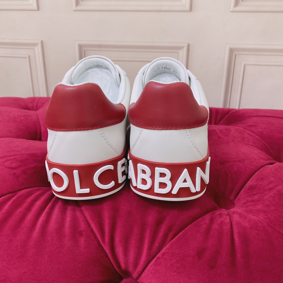 P220杜嘉班纳 高端版本 高质量 品牌大底DOLCE & GABBANA 2022新款 顶级版本 高端质量 磁铁盒包装 独家精工定制上市 品牌字母工艺点缀绝美奢华闪耀 精湛的做工 众多人至爱采用高端进口丝绸牛皮+5D工艺  白色丝绸羊里 完美诠释鞋履最新灵感 经典与时尚融为一体奢华迷梦驾凌时尚高端品质 码数 女35-41（41订做不退换）可订做男款38-45 （男款不退换 普通盒）标准码数