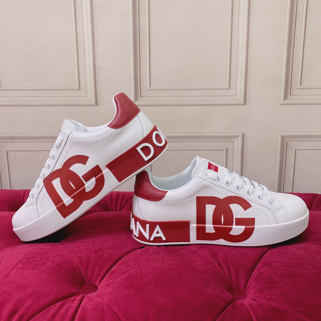 P220杜嘉班纳 高端版本 高质量 品牌大底DOLCE & GABBANA 2022新款 顶级版本 高端质量 磁铁盒包装 独家精工定制上市 品牌字母工艺点缀绝美奢华闪耀 精湛的做工 众多人至爱采用高端进口丝绸牛皮+5D工艺  白色丝绸羊里 完美诠释鞋履最新灵感 经典与时尚融为一体奢华迷梦驾凌时尚高端品质 码数 女35-41（41订做不退换）可订做男款38-45 （男款不退换 普通盒）标准码数