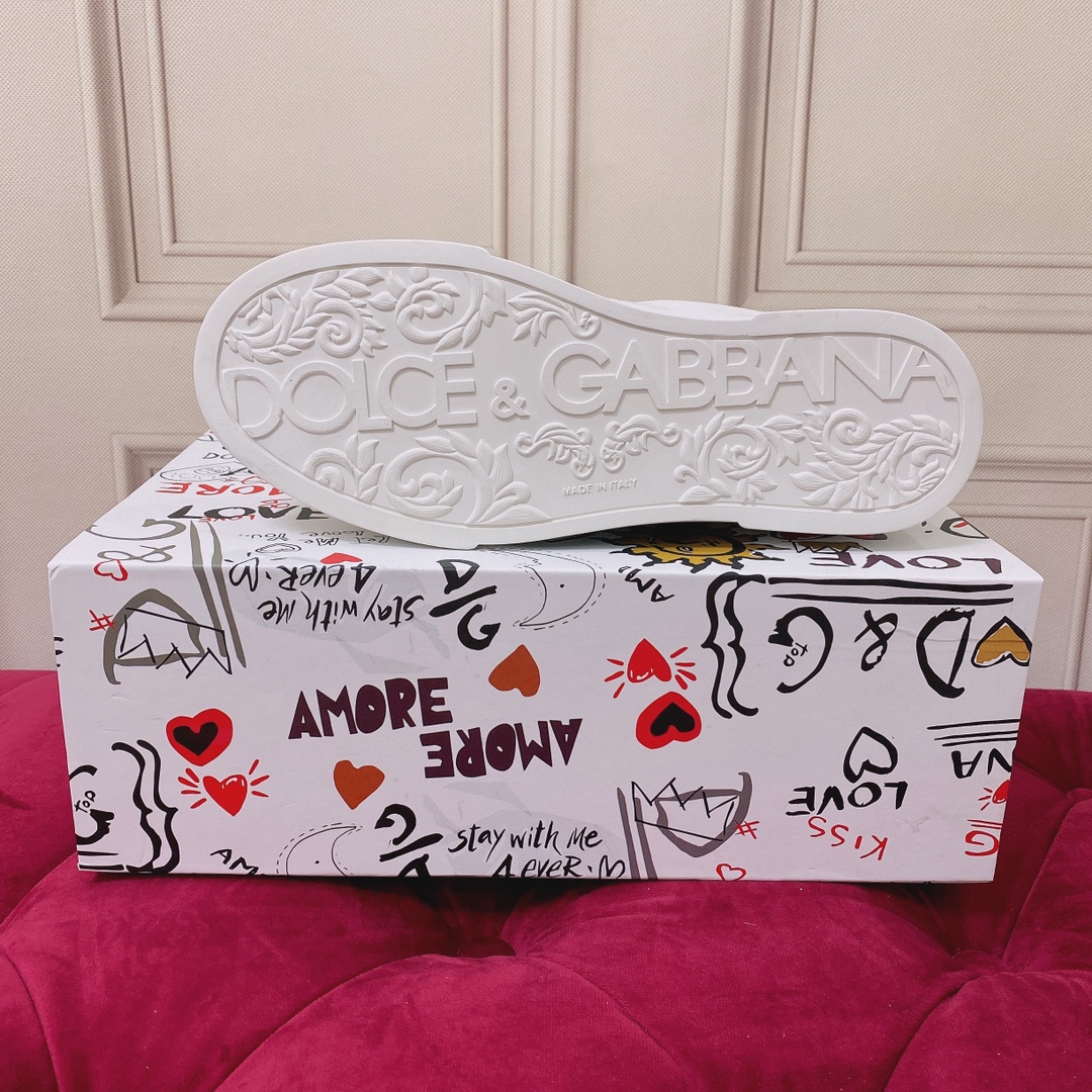 P220杜嘉班纳 高端版本 高质量 品牌大底DOLCE & GABBANA 2022新款 顶级版本 高端质量 磁铁盒包装 独家精工定制上市 品牌字母工艺点缀绝美奢华闪耀 精湛的做工 众多人至爱采用高端进口丝绸牛皮+5D工艺  白色丝绸羊里 完美诠释鞋履最新灵感 经典与时尚融为一体奢华迷梦驾凌时尚高端品质 码数 女35-41（41订做不退换）可订做男款38-45 （男款不退换 普通盒）标准码数