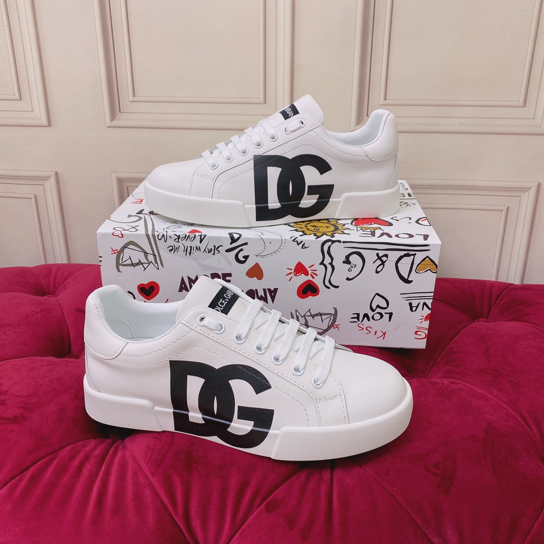 P220杜嘉班纳 高端版本 高质量 品牌大底DOLCE & GABBANA 2022新款 顶级版本 高端质量 磁铁盒包装 独家精工定制上市 品牌字母工艺点缀绝美奢华闪耀 精湛的做工 众多人至爱采用高端进口丝绸牛皮+5D工艺  白色丝绸羊里 完美诠释鞋履最新灵感 经典与时尚融为一体奢华迷梦驾凌时尚高端品质 码数 女35-41（41订做不退换）可订做男款38-45 （男款不退换 普通盒）标准码数