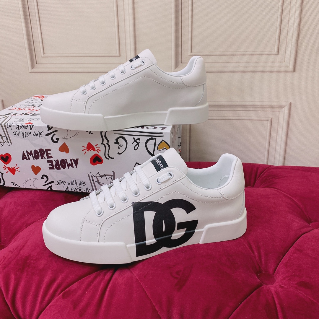 P220杜嘉班纳 高端版本 高质量 品牌大底DOLCE & GABBANA 2022新款 顶级版本 高端质量 磁铁盒包装 独家精工定制上市 品牌字母工艺点缀绝美奢华闪耀 精湛的做工 众多人至爱采用高端进口丝绸牛皮+5D工艺  白色丝绸羊里 完美诠释鞋履最新灵感 经典与时尚融为一体奢华迷梦驾凌时尚高端品质 码数 女35-41（41订做不退换）可订做男款38-45 （男款不退换 普通盒）标准码数