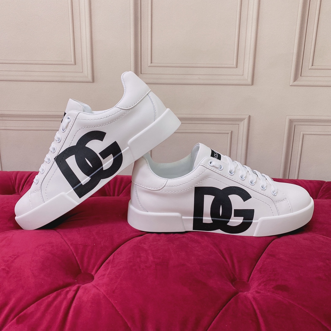P220杜嘉班纳 高端版本 高质量 品牌大底DOLCE & GABBANA 2022新款 顶级版本 高端质量 磁铁盒包装 独家精工定制上市 品牌字母工艺点缀绝美奢华闪耀 精湛的做工 众多人至爱采用高端进口丝绸牛皮+5D工艺  白色丝绸羊里 完美诠释鞋履最新灵感 经典与时尚融为一体奢华迷梦驾凌时尚高端品质 码数 女35-41（41订做不退换）可订做男款38-45 （男款不退换 普通盒）标准码数