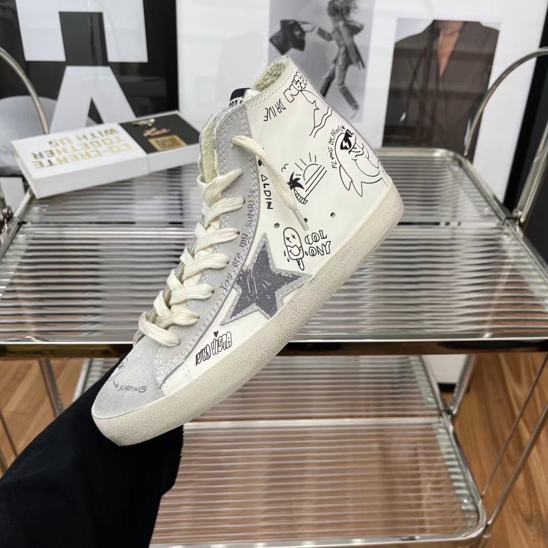 NO:172380,(Long-term goods. Order inquiry) 3D printed hand-painted gray high-top couple style top-level Niuli high-end version. Don’t disturb the low-end!  Packaging: Upgrade new packaging...Certificate, card, tag, cloth bag, GGDB Slide Golden Goose Small Dirty Shoes Gaobang Golden Gse Deluxe Brand SUPER$TAR N pair of genuine disassembly version# The best market is not acceptable to compare # 2025 new ggdb Gaobang Small Dirty Shoes The popularity is earlier than the white shoes, breaking the traditional aesthetic, the small dirty shoes have done it!  Celebrity private server demonstration is so versatile!  No need to worry about washing shoes anymore!  The original custom cowhide (the essence of the old one) inner towel   cowhide, exclusive mold latex pad, 2cm height-enhancing insole, you can take out!  Insole size stamp!  Old craftsmen polished by hand, even the soles are unruly dirty, women 35-40 men 40-45. Men's size custom 10. Men's size only adjust the upper and lower sizes (women 41 men 45 46 custom 56 not return or exchange), casual shoes/sports shoes, sneakers, cowhide, gold19860909（长期做货.订单询价） 3D打印手绘灰色高帮情侣款顶级牛里高版本.低端勿扰！ 包装:升级新包装..证书,卡片,吊牌,布袋, GGDB Slide黄金鹅小脏鞋高邦Golden Gse Deluxe Brand SUPER$TAR N双正品拆解打版# 市场最优不服来比 # 2025新款ggdb高邦小脏鞋 火红程度比小白鞋还要早,打破传统审美,小脏鞋做到了！明星私服上脚示范 就是这么百搭 ！再也不用担心洗鞋的问题啦！ 鞋面原版定制牛皮（做旧精髓所在）内里毛巾 牛皮 里 独家开模乳胶垫 2cm内增高鞋垫可以拿出来哦！鞋垫码数钢印！ 老工匠手工打磨,就连鞋底也是不羁的脏, 女35-40 男40-45. 男码定做10.男码只调上下码（女41 男45 46定做不退换）,休闲鞋/运动鞋,sneakers,cowhide,gold,Women's Shoes