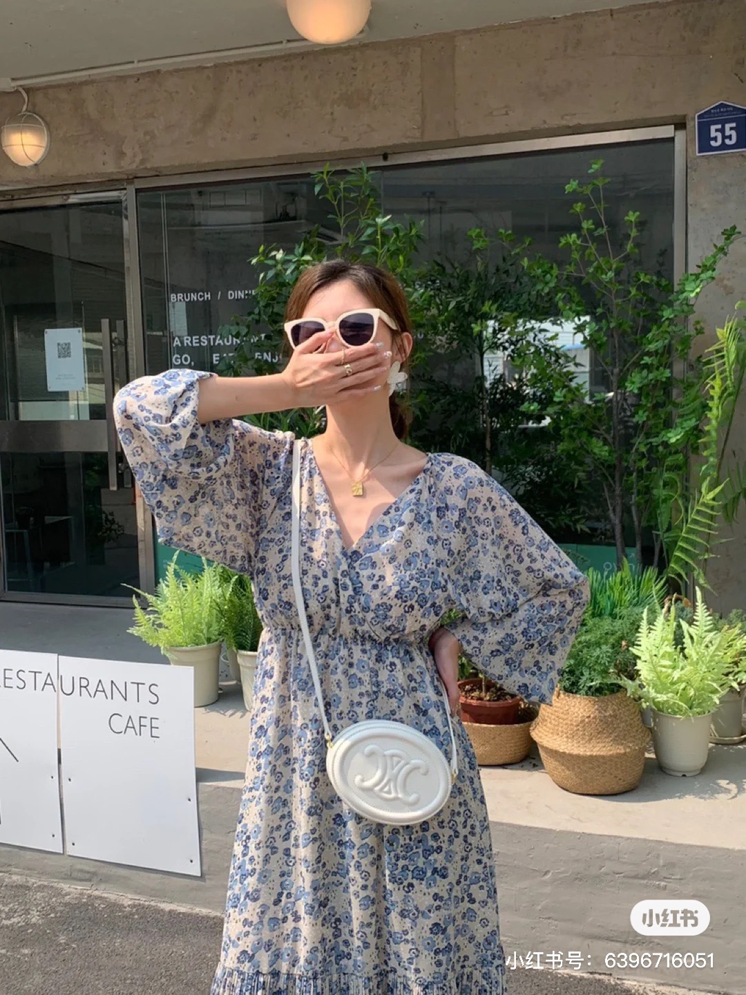 NO:209534,This is what summer should look like. Floral dress with mooncake bag. Mooncake bag [CE·Milk White] Arc de Triomphe series must-have milk fufu's walking style and wind is gentle and romantic. Celine, celine, celine, celine, skirts19860909这才是夏天该有的样子,碎花连衣裙配月饼包 月饼包【CE·奶白色】 凯旋门平替系列必入奶fufu的走路带风实物温柔 又浪漫,赛琳celine,celine,celine,skirts,Bag