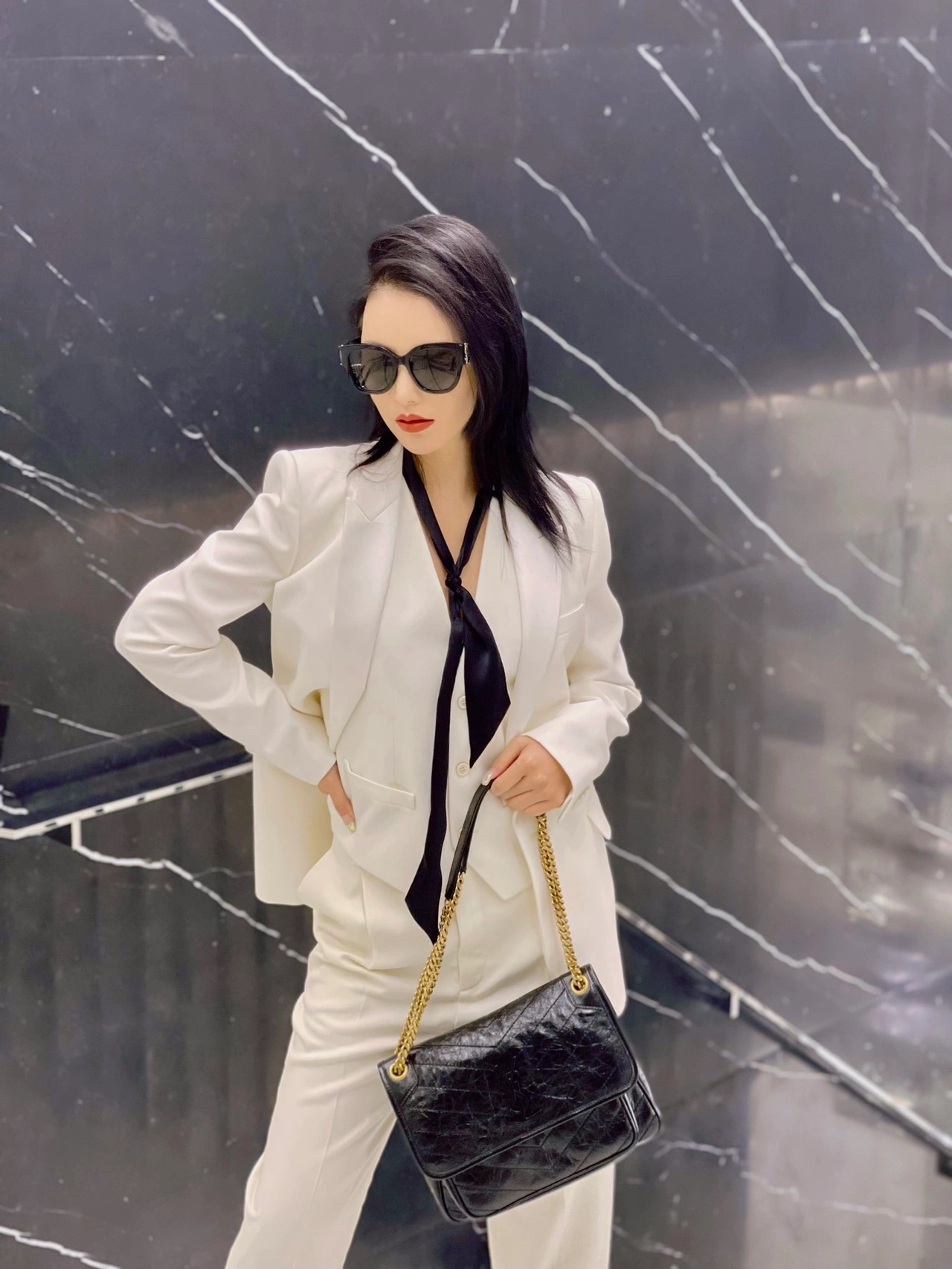 YSL 𝐍𝐢𝐤𝐢 28𝐜𝐦 邮差包 633158黑色/金链