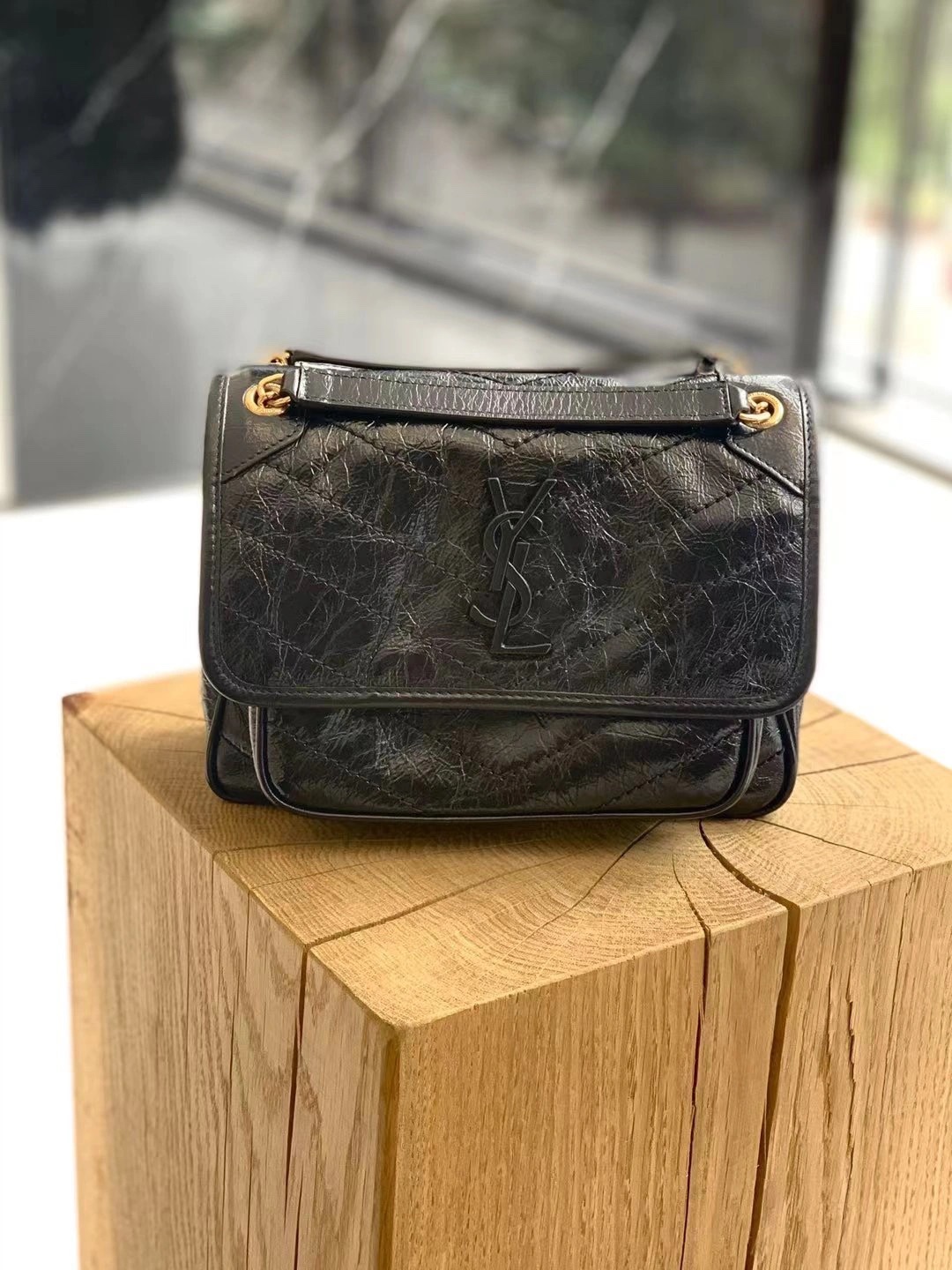 YSL 𝐍𝐢𝐤𝐢 28𝐜𝐦 邮差包 633158黑色/金链