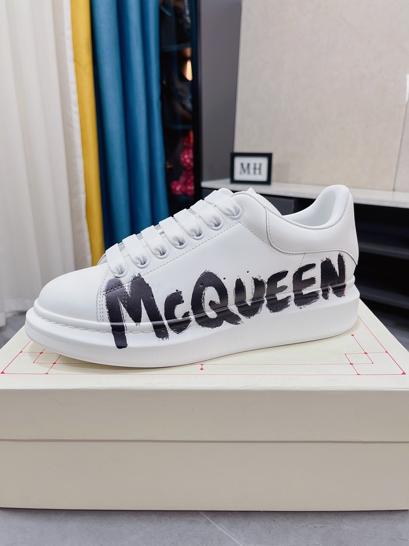 J5 高端 情侣款©Disney x Alexander McQueen sole sneakers亚历山大· 麦昆 Alexander McQueen 低帮时装厚底休闲运动小白鞋采用全新进口后跟彩色压纹➕纯手工猛帮工艺，原装蜡感硬质头层丝绸牛皮➕内外超软皮贴脚透气➕超软水染牛皮内里➕双层一次TPR精密模具大底，