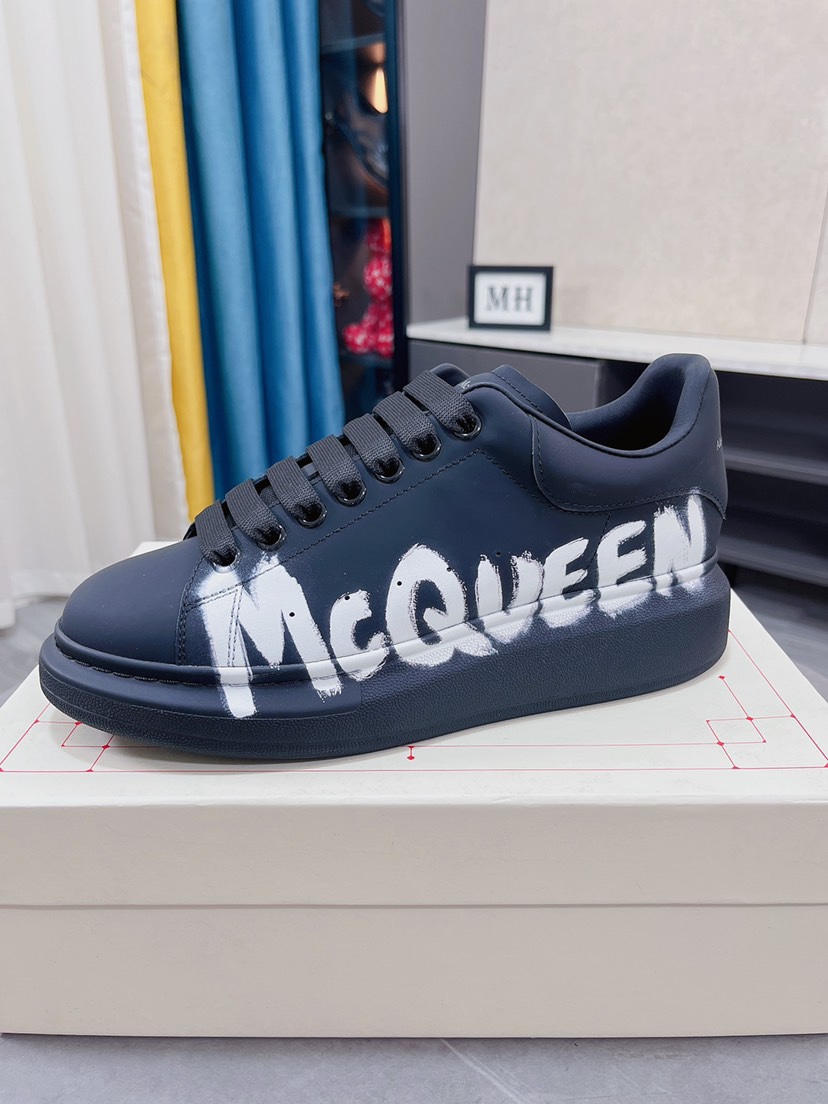 J5 高端 情侣款©Disney x Alexander McQueen sole sneakers亚历山大· 麦昆 Alexander McQueen 低帮时装厚底休闲运动小白鞋采用全新进口后跟彩色压纹➕纯手工猛帮工艺，原装蜡感硬质头层丝绸牛皮➕内外超软皮贴脚透气➕超软水染牛皮内里➕双层一次TPR精密模具大底，