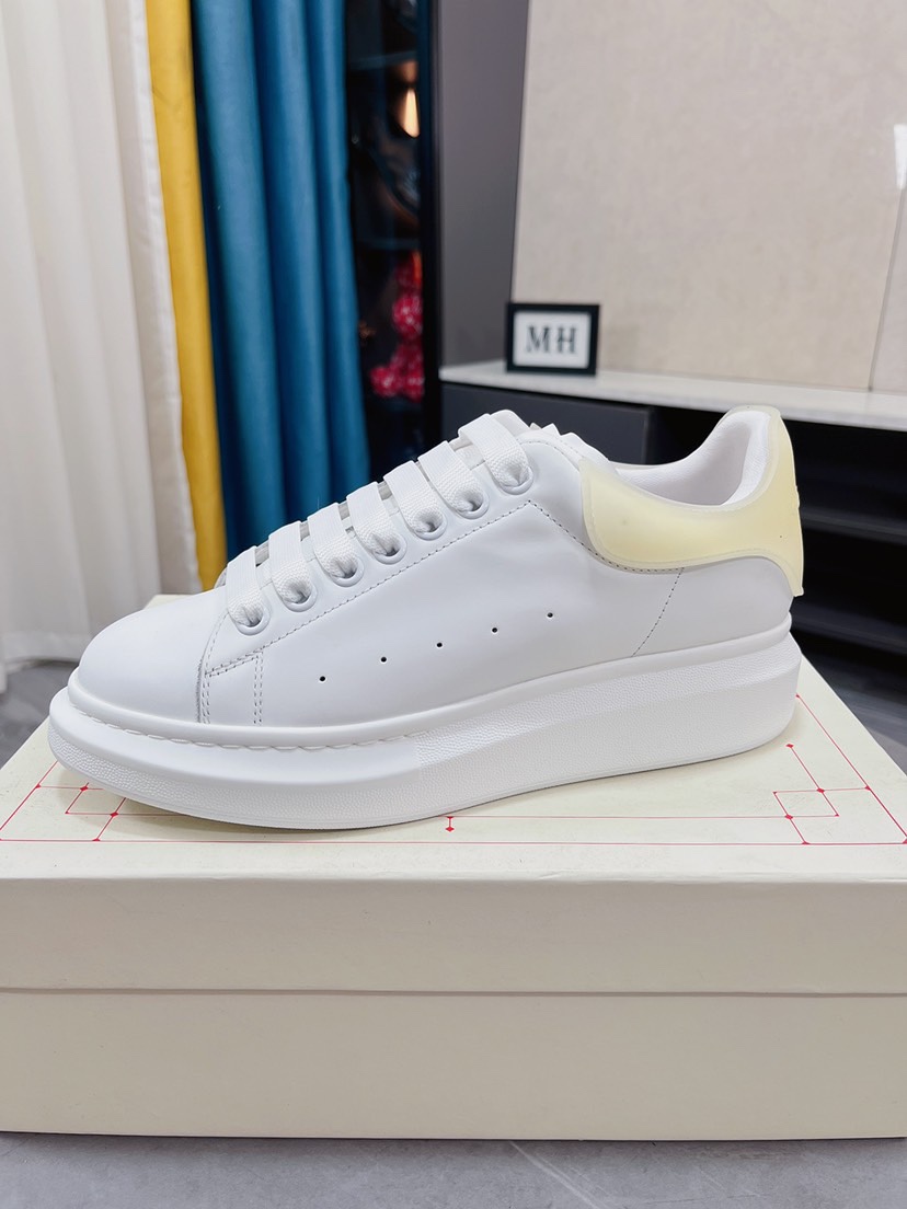 J5 高端 情侣款©Disney x Alexander McQueen sole sneakers亚历山大· 麦昆 Alexander McQueen 低帮时装厚底休闲运动小白鞋采用全新进口后跟彩色压纹➕纯手工猛帮工艺，原装蜡感硬质头层丝绸牛皮➕内外超软皮贴脚透气➕超软水染牛皮内里➕双层一次TPR精密模具大底，