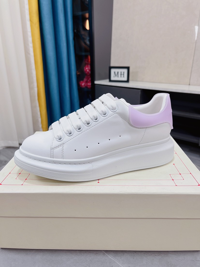 J5 高端 情侣款©Disney x Alexander McQueen sole sneakers亚历山大· 麦昆 Alexander McQueen 低帮时装厚底休闲运动小白鞋采用全新进口后跟彩色压纹➕纯手工猛帮工艺，原装蜡感硬质头层丝绸牛皮➕内外超软皮贴脚透气➕超软水染牛皮内里➕双层一次TPR精密模具大底，
