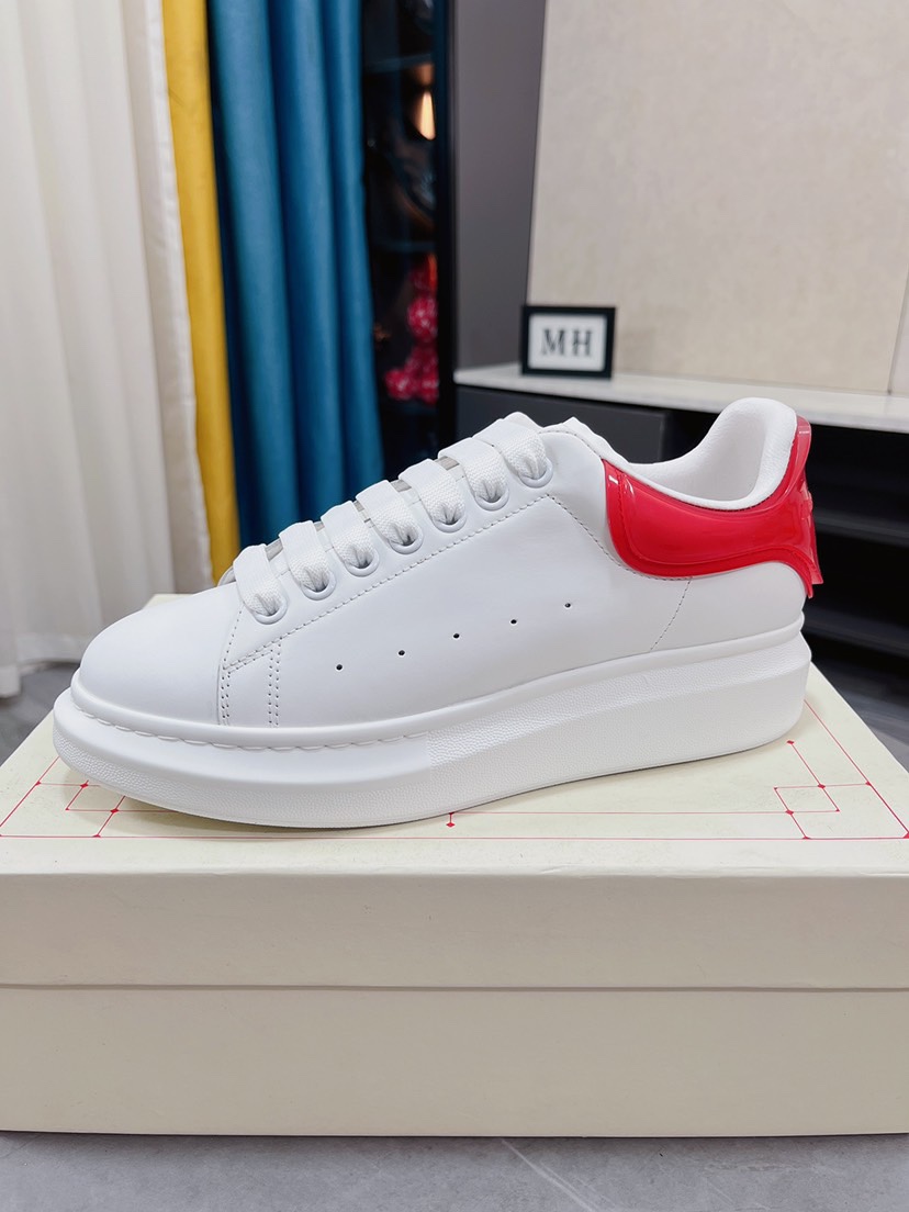 J5 高端 情侣款©Disney x Alexander McQueen sole sneakers亚历山大· 麦昆 Alexander McQueen 低帮时装厚底休闲运动小白鞋采用全新进口后跟彩色压纹➕纯手工猛帮工艺，原装蜡感硬质头层丝绸牛皮➕内外超软皮贴脚透气➕超软水染牛皮内里➕双层一次TPR精密模具大底，
