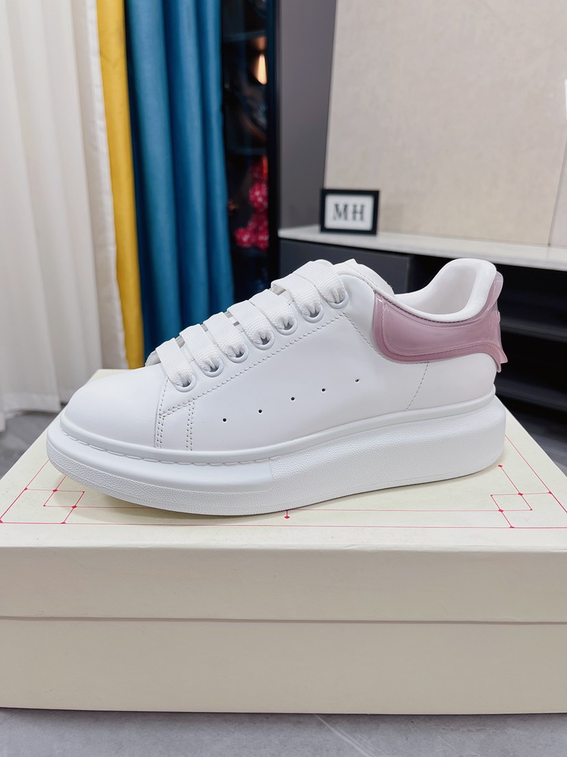 J5 高端 情侣款©Disney x Alexander McQueen sole sneakers亚历山大· 麦昆 Alexander McQueen 低帮时装厚底休闲运动小白鞋采用全新进口后跟彩色压纹➕纯手工猛帮工艺，原装蜡感硬质头层丝绸牛皮➕内外超软皮贴脚透气➕超软水染牛皮内里➕双层一次TPR精密模具大底，
