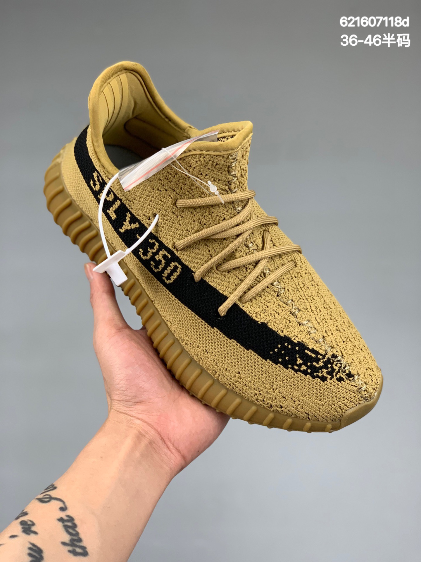 本地
阿迪达斯Adidas Yeezy Boost 350V2 百搭轻便爆米花中底休闲运动慢跑鞋 加入反光闪耀KPL J科技TPU+爆米花科技缓震跑鞋，为跑步训练带来更灵敏回弹表现。鞋面注入反光设计元素在昏暗环境下更具视觉冲击，让跑者成为夜跑焦点。柔软康后跟!TPU爆米花科技底，时尚感更强，同时更具稳定性;减少脚部摩擦，舒适脚感任你畅快奔跑潮流指数与日俱增的标志! 货号：GY7164 
尺码：36-46半码
编码:621607118d