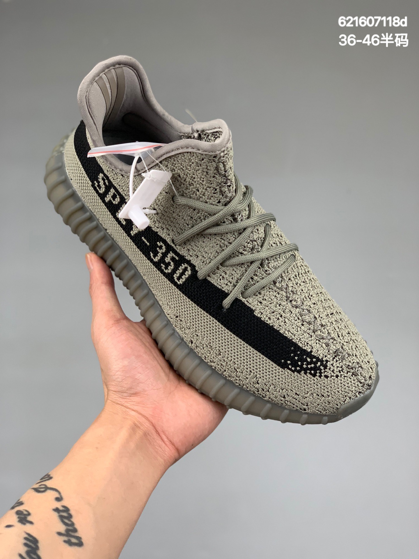 本地
阿迪达斯Adidas Yeezy Boost 350V2 百搭轻便爆米花中底休闲运动慢跑鞋 加入反光闪耀KPL J科技TPU+爆米花科技缓震跑鞋，为跑步训练带来更灵敏回弹表现。鞋面注入反光设计元素在昏暗环境下更具视觉冲击，让跑者成为夜跑焦点。柔软康后跟!TPU爆米花科技底，时尚感更强，同时更具稳定性;减少脚部摩擦，舒适脚感任你畅快奔跑潮流指数与日俱增的标志! 货号：GY7164 
尺码：36-46半码
编码:621607118d