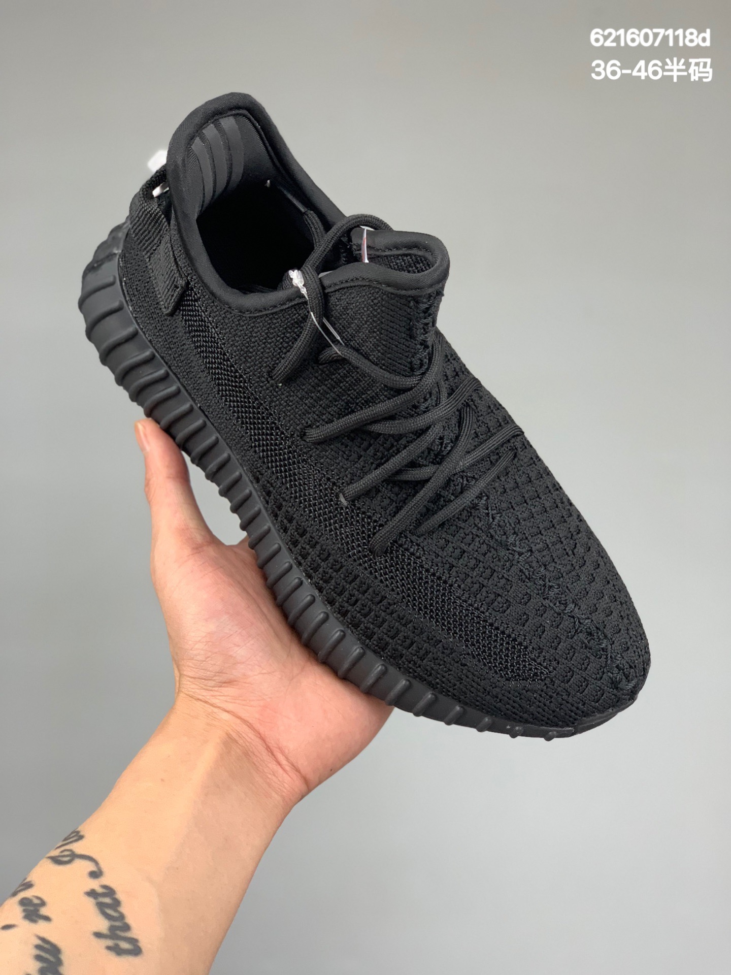 本地
阿迪达斯Adidas Yeezy Boost 350V2 百搭轻便爆米花中底休闲运动慢跑鞋 加入反光闪耀KPL J科技TPU+爆米花科技缓震跑鞋，为跑步训练带来更灵敏回弹表现。鞋面注入反光设计元素在昏暗环境下更具视觉冲击，让跑者成为夜跑焦点。柔软康后跟!TPU爆米花科技底，时尚感更强，同时更具稳定性;减少脚部摩擦，舒适脚感任你畅快奔跑潮流指数与日俱增的标志! 货号：GY7164 
尺码：36-46半码
编码:621607118d